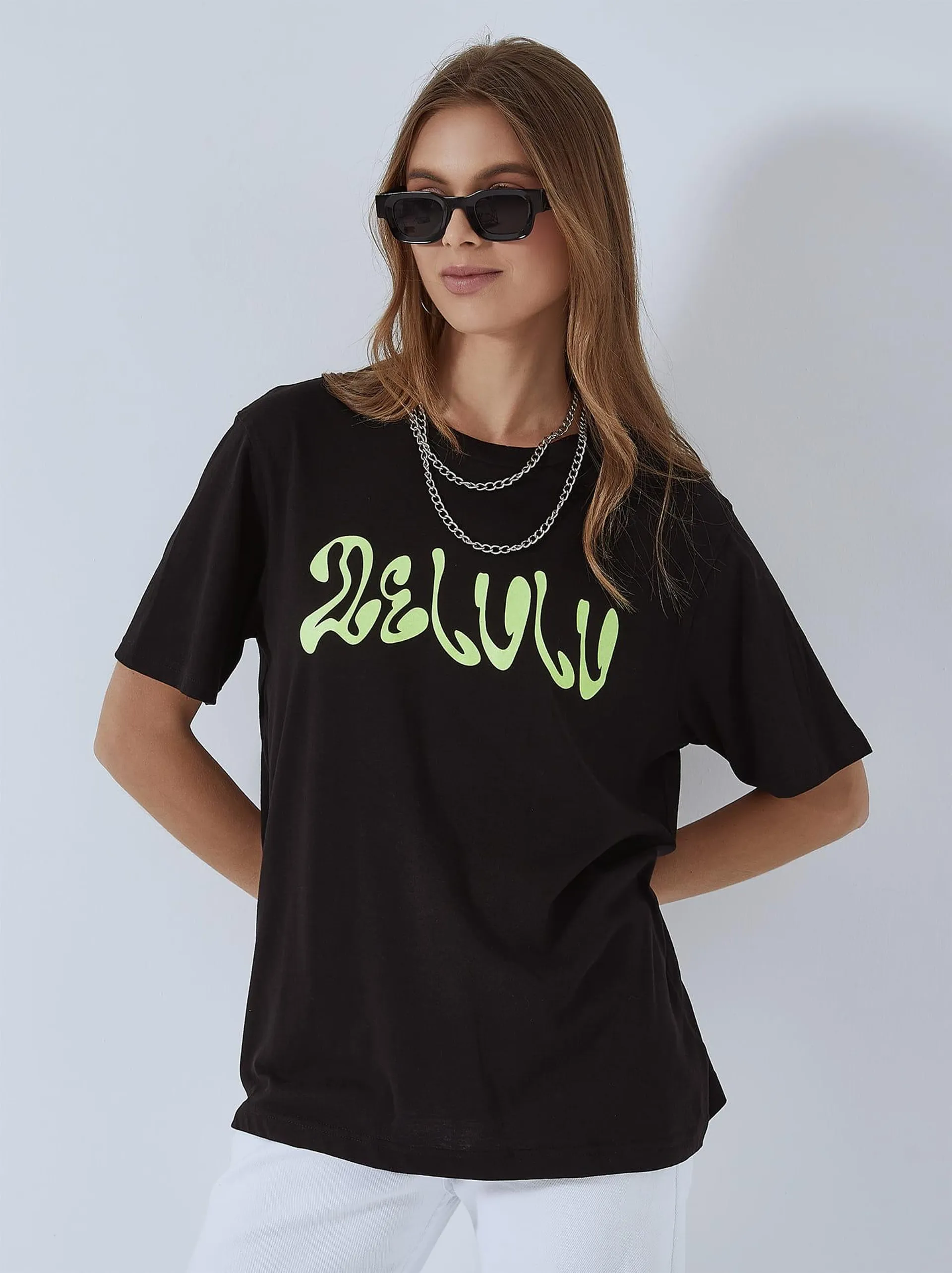 T-shirt unisex με στάμπα delulu σε μαύρο