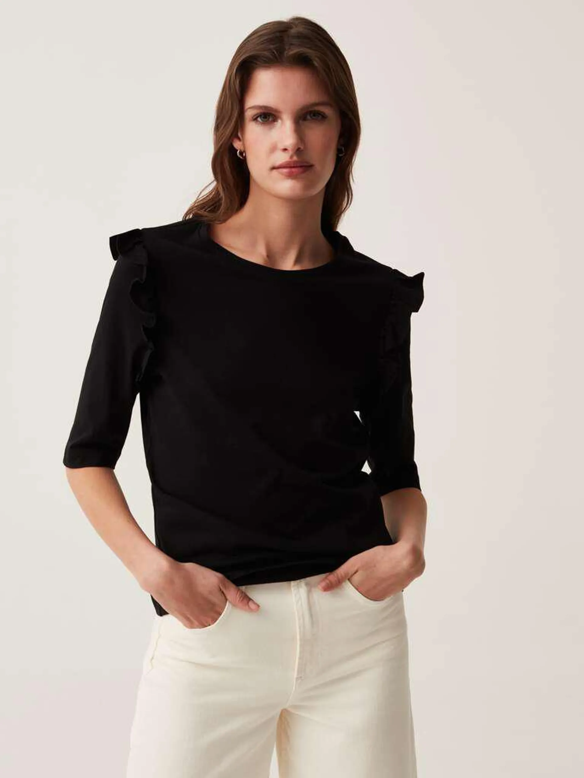 Black T-shirt with elbow-length sleeves and frill