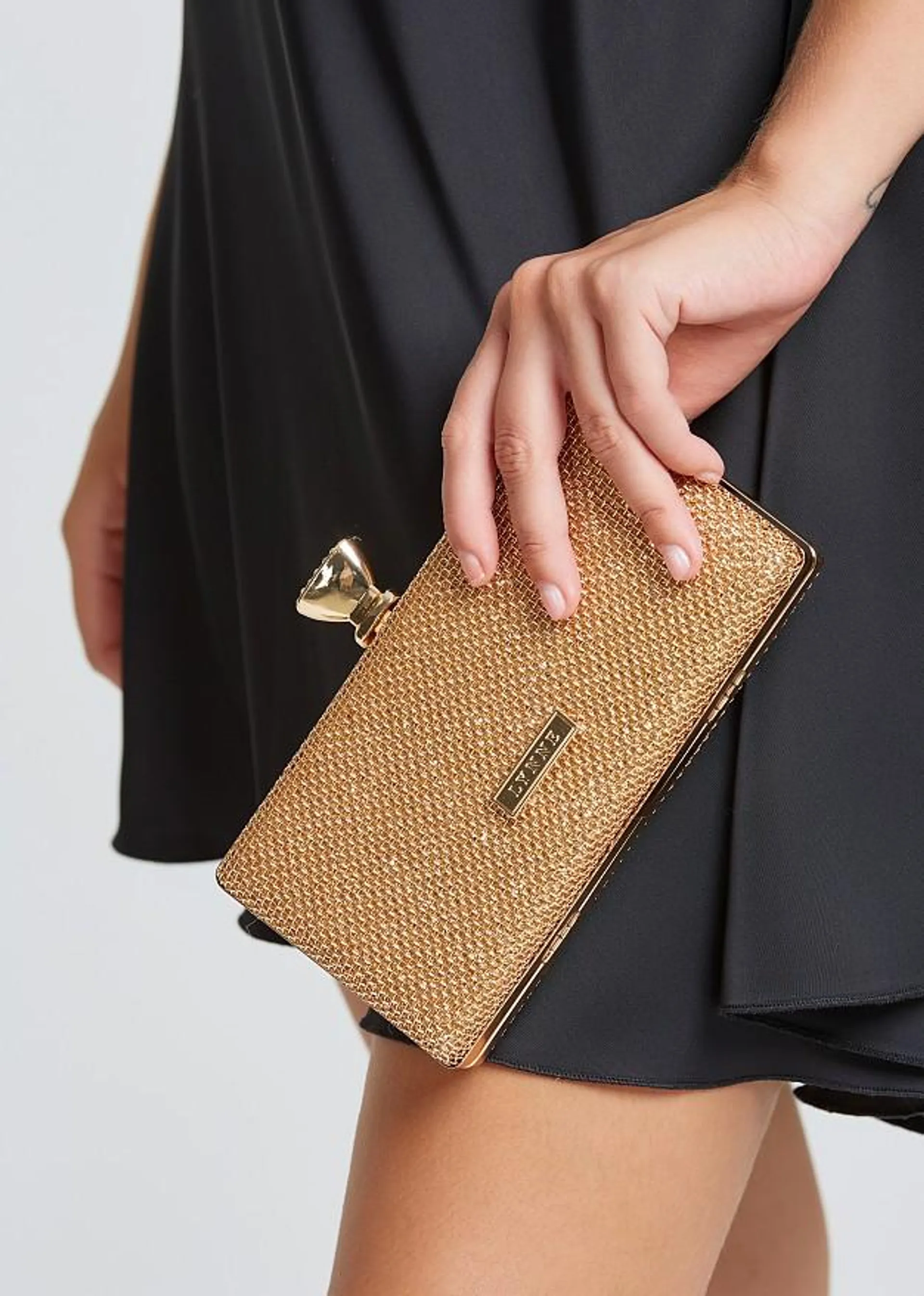 Τσάντα Clutch με μεταλλική πλέξη