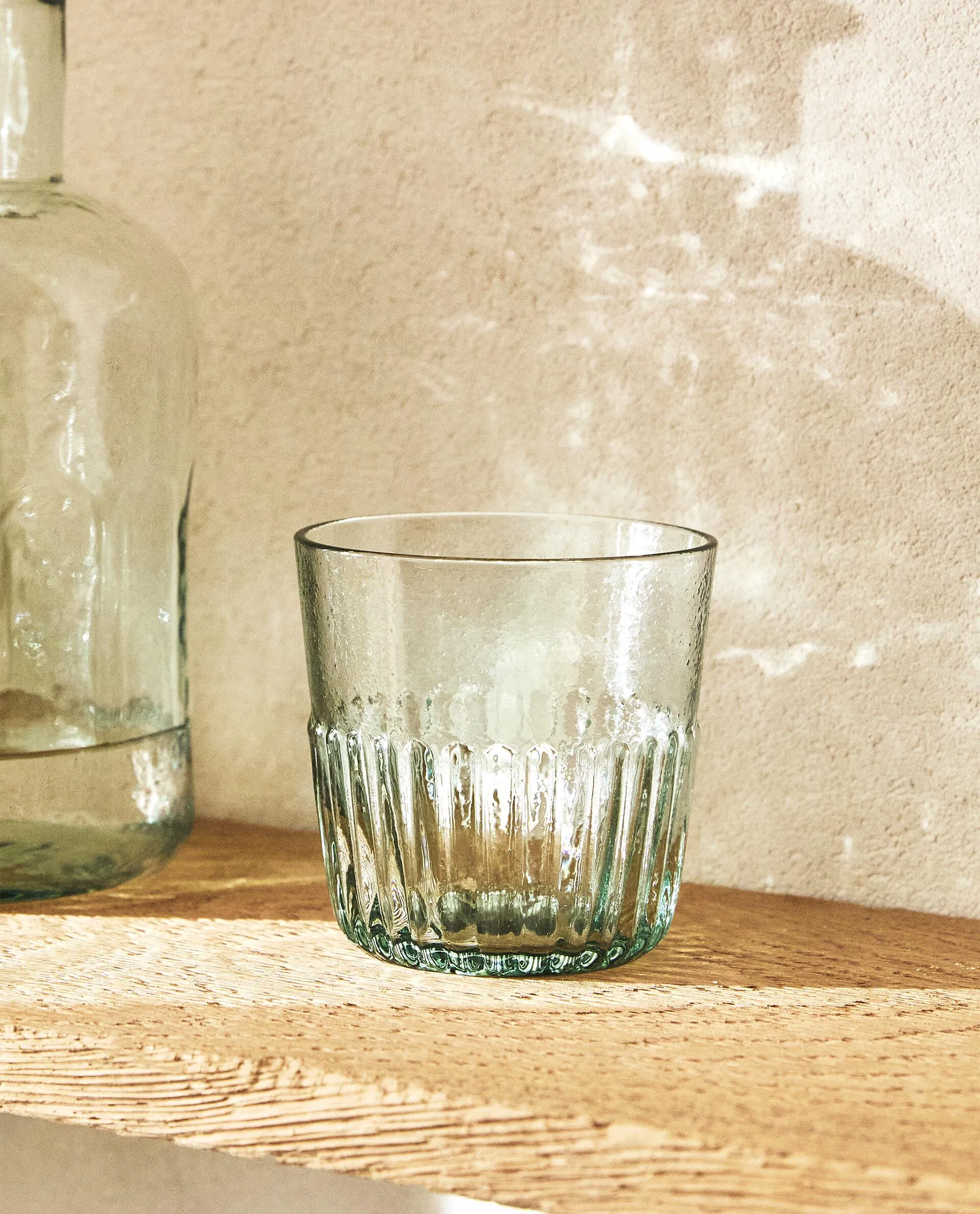 GLAS MIT RELIEFMUSTER