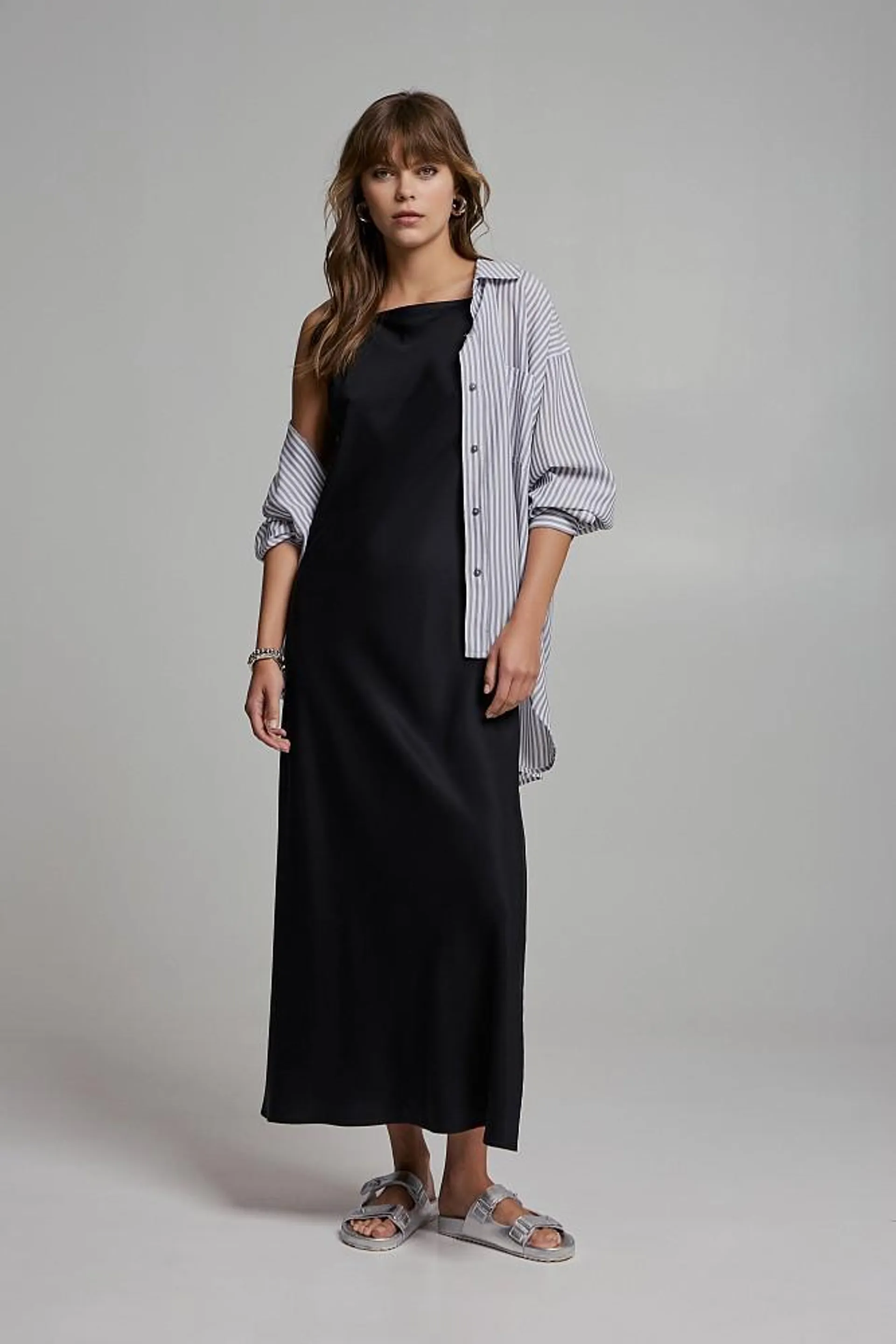 Maxi dress with straps