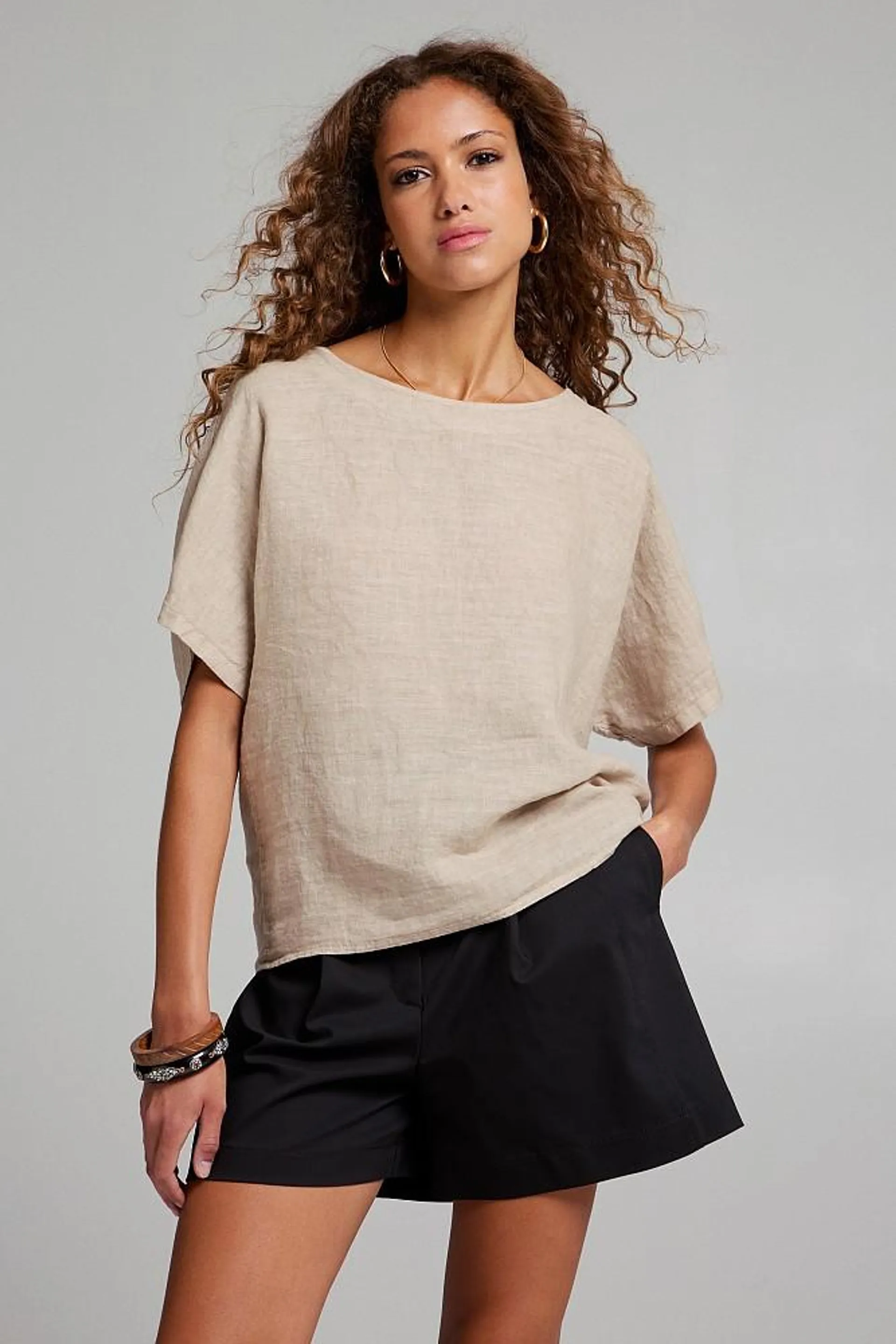 Shortsleeve linen blouse