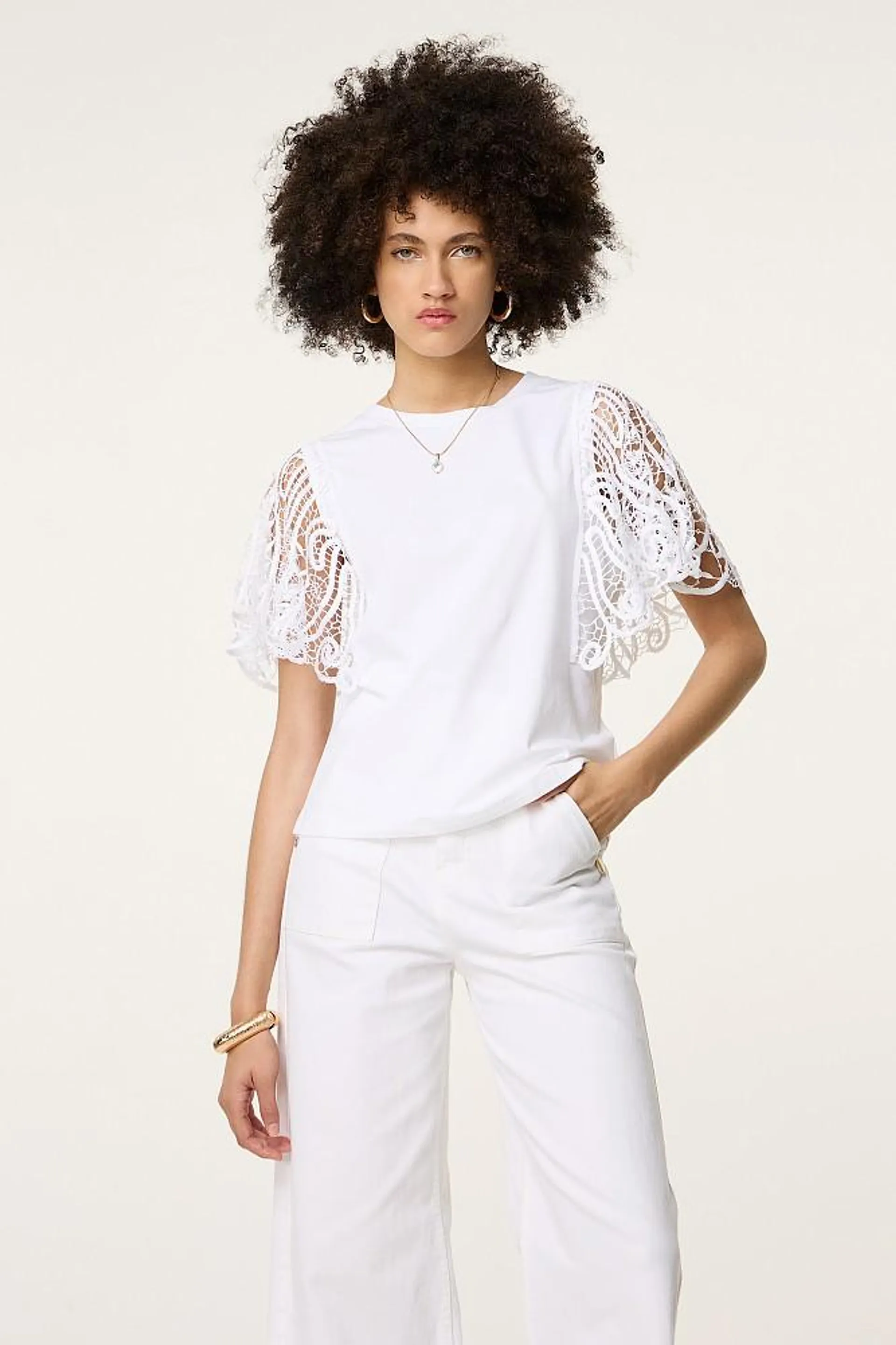 Blouse with lace sleeves