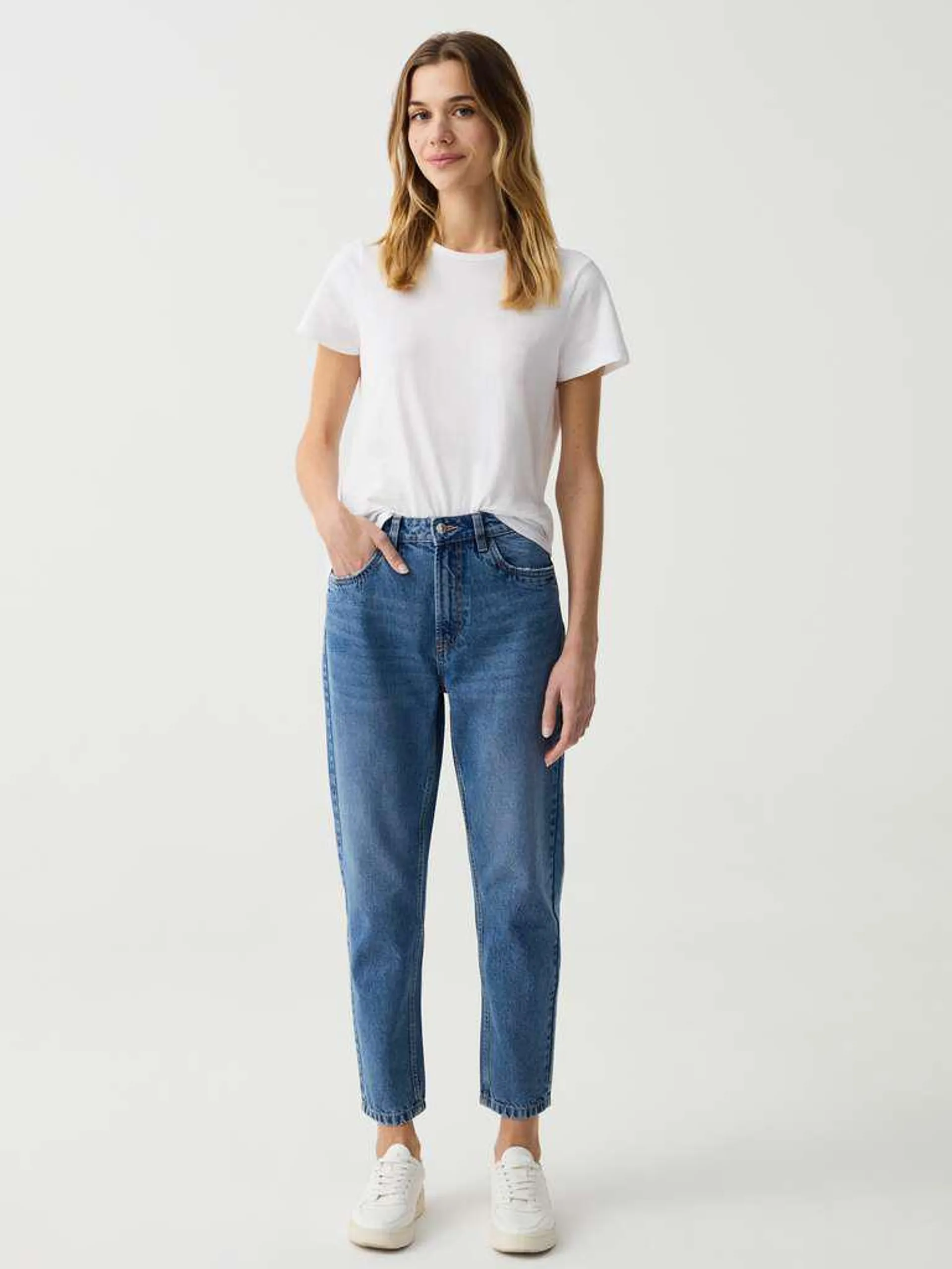 Medium Wash Mum-fit crop jeans
