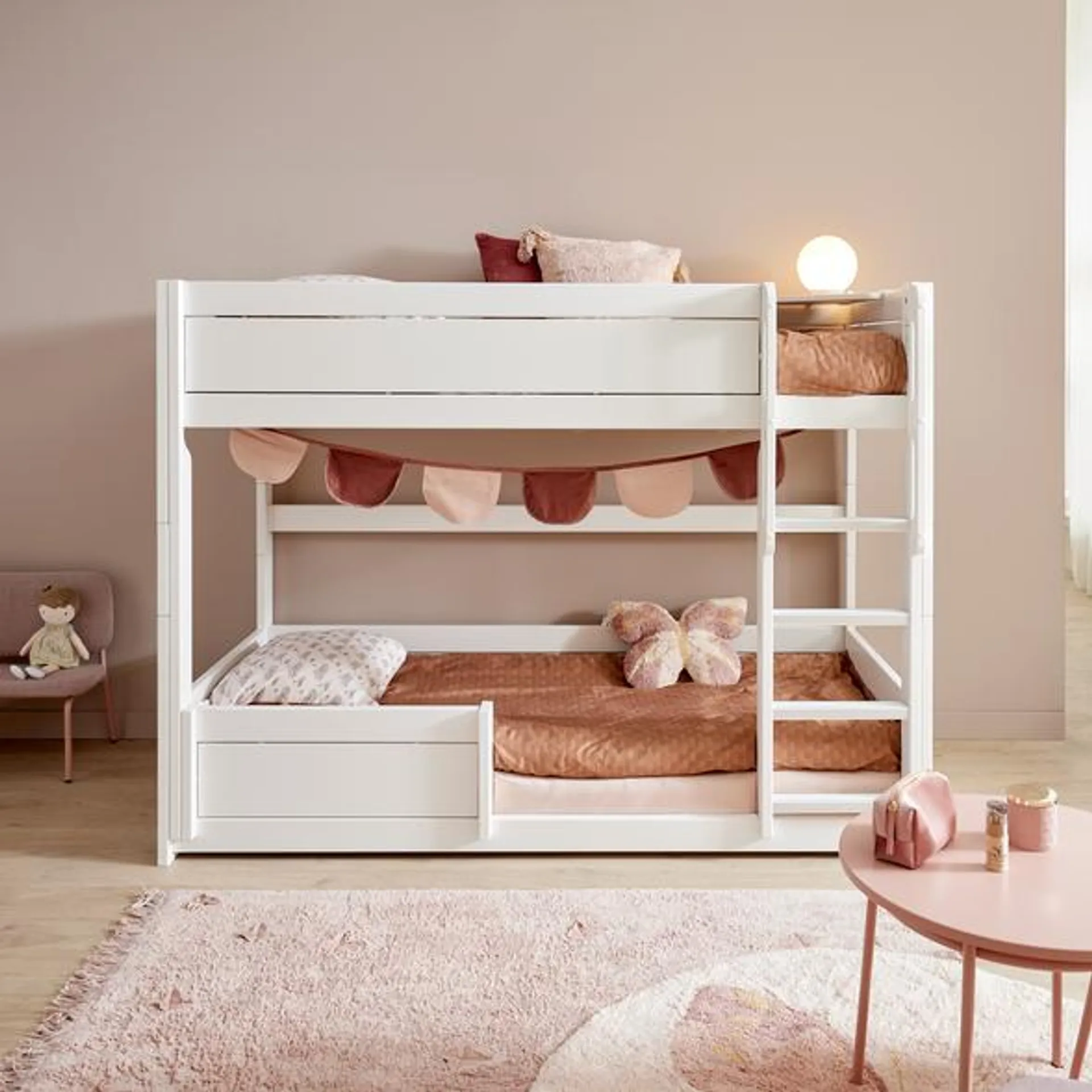 Low bunkbed with straight ladder