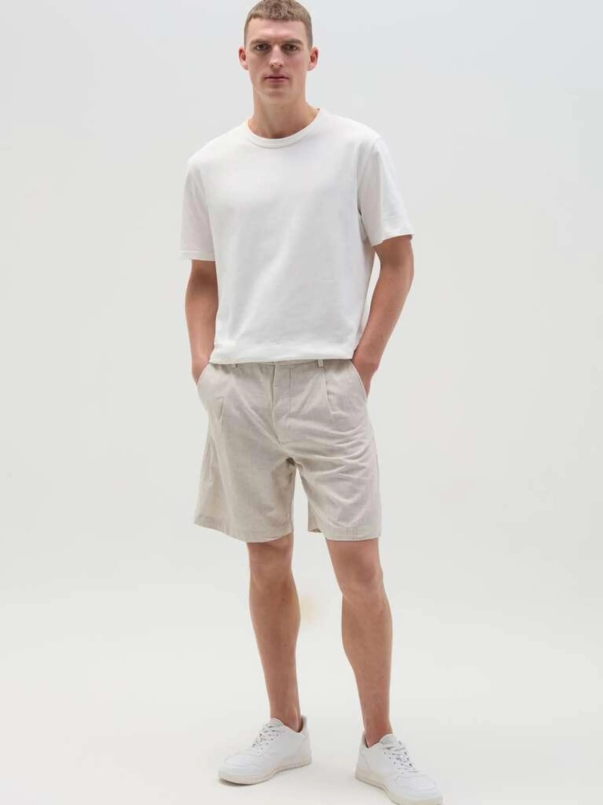 Champagne Chino Bermuda shorts with darts in cotton and linen