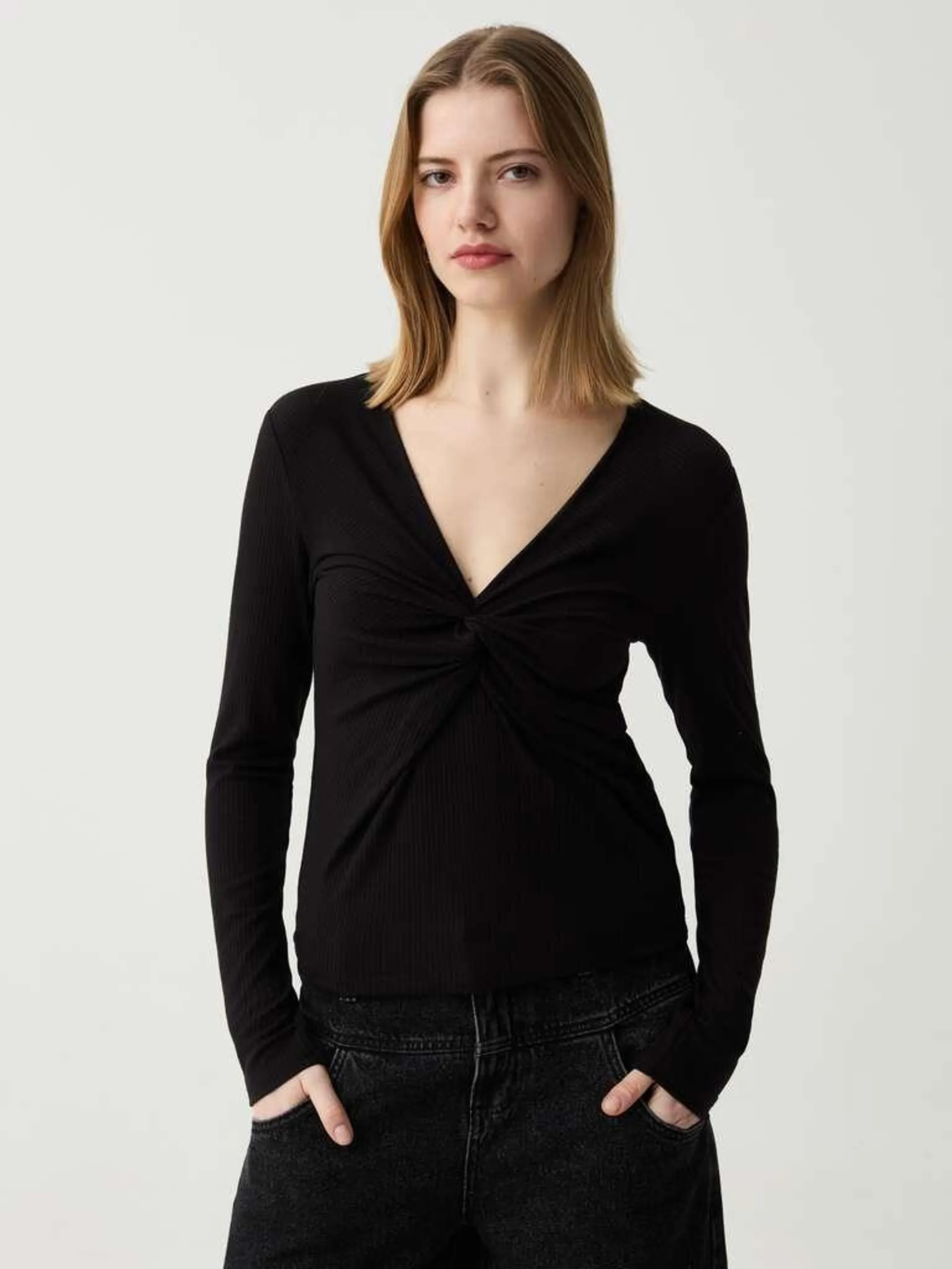 Black T-shirt with knot and long sleeves