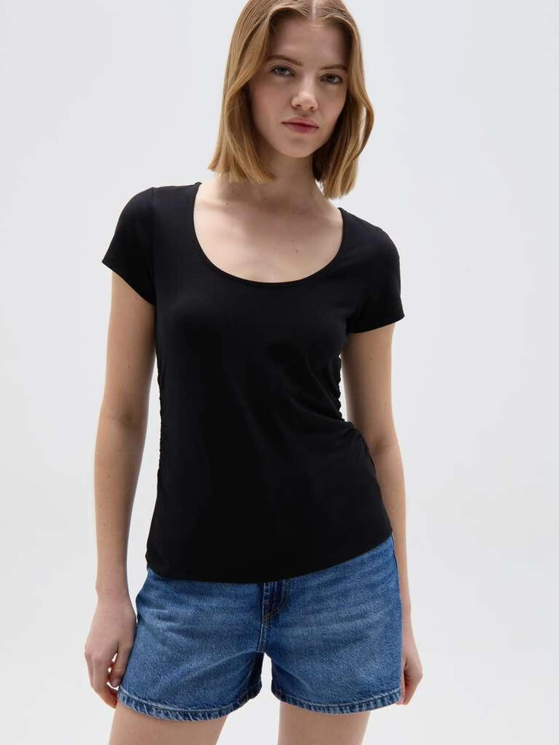 Black T-shirt in cotone con arricciatura