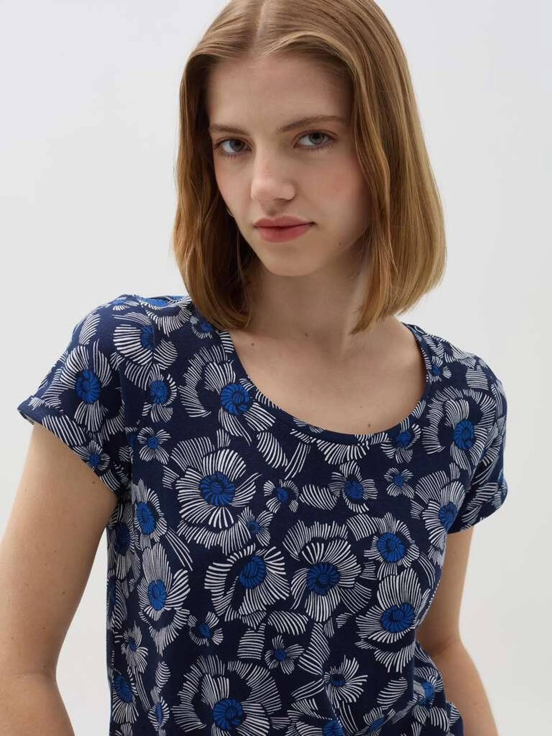 White/Blue T-shirt with all-over flowers print