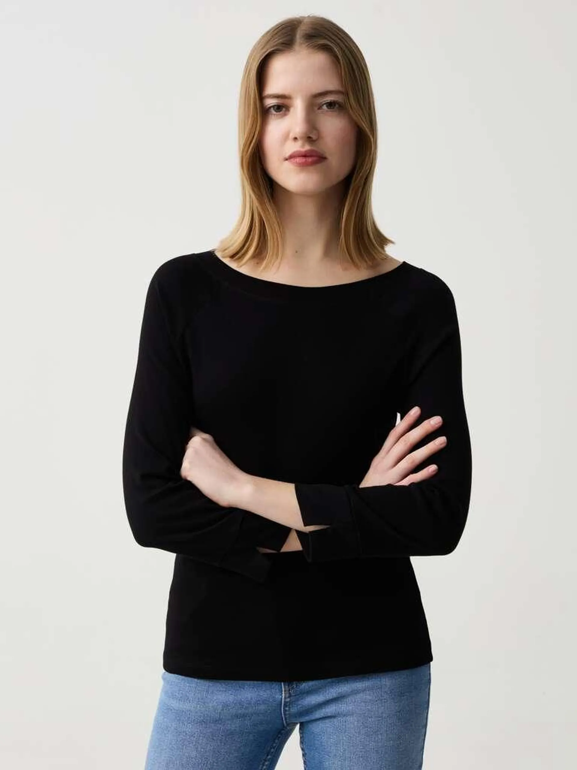 Black T-shirt with three-quarter sleeves and splits