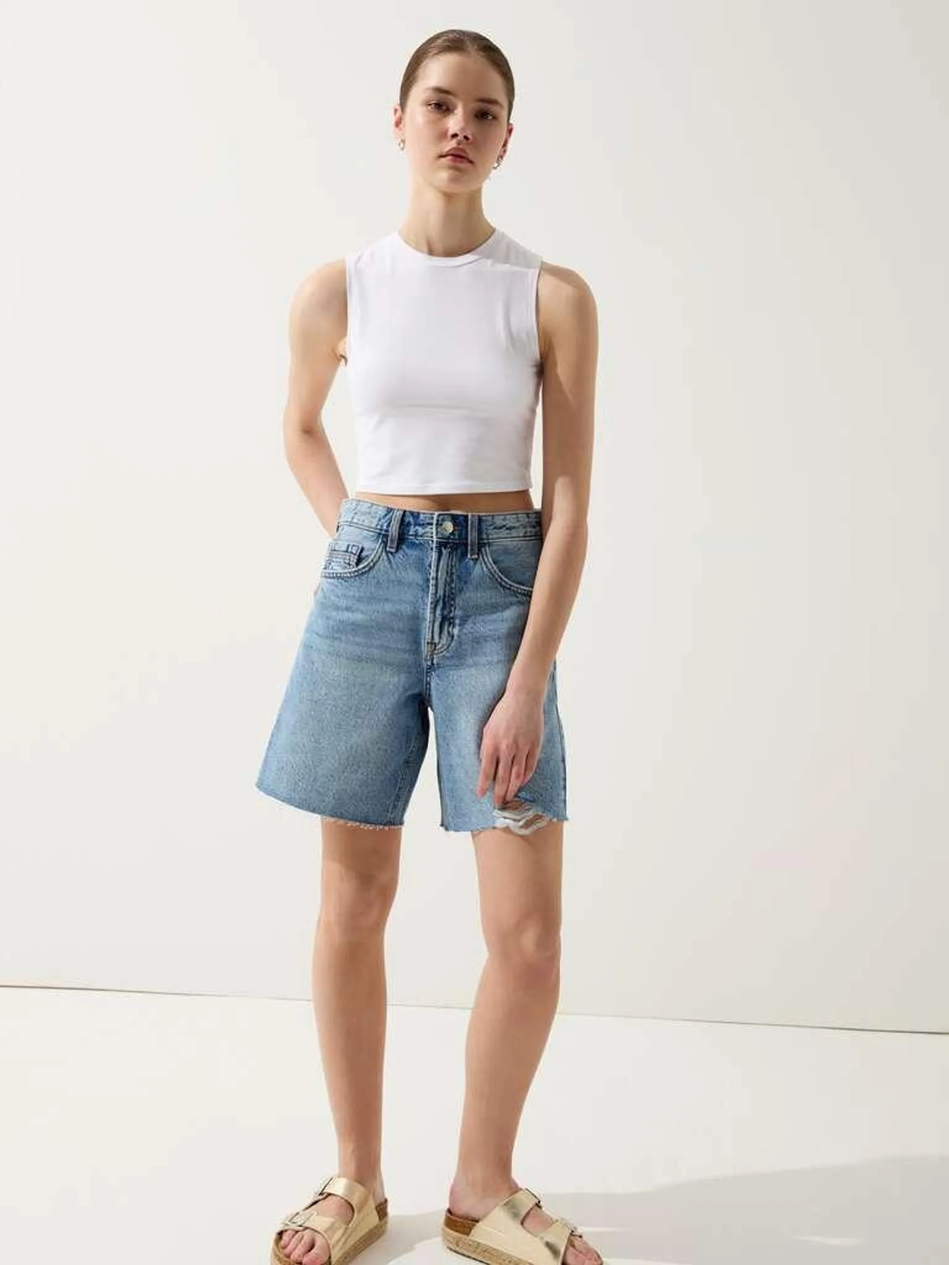 Denim Bermuda shorts with abrasions Décoloration moyenne