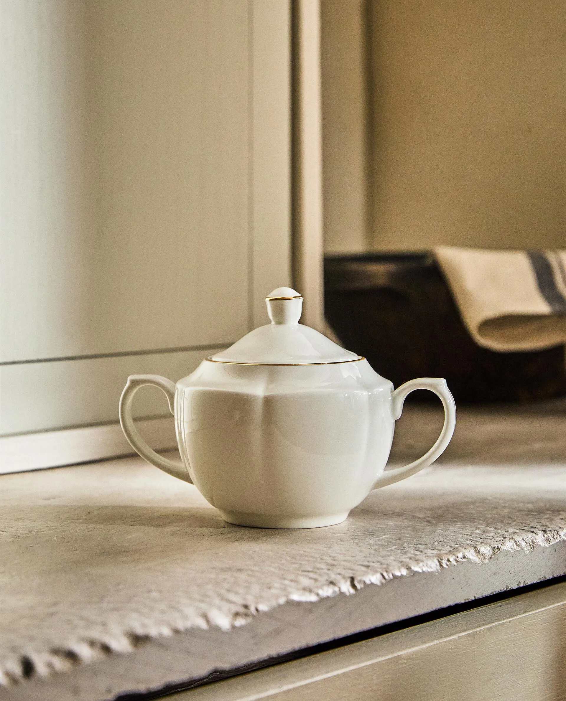 BONE CHINA SUGAR BOWL WITH RIM