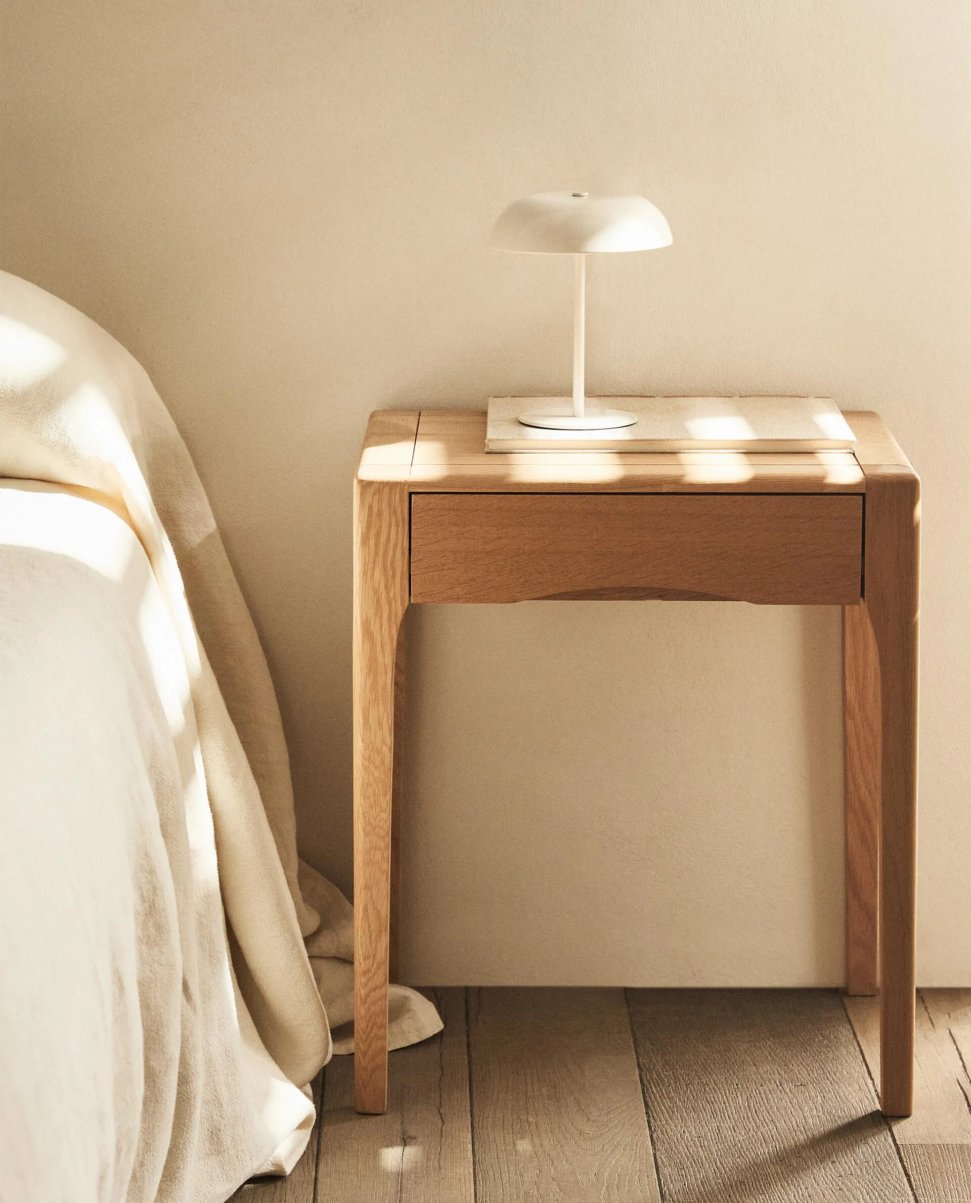 OAK BEDSIDE TABLE WITH DRAWER