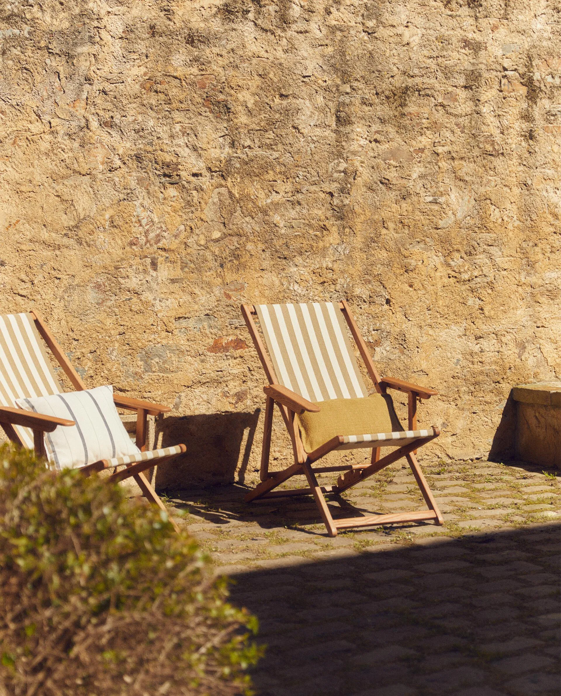 STRIPED FOLDING LOUNGE CHAIR