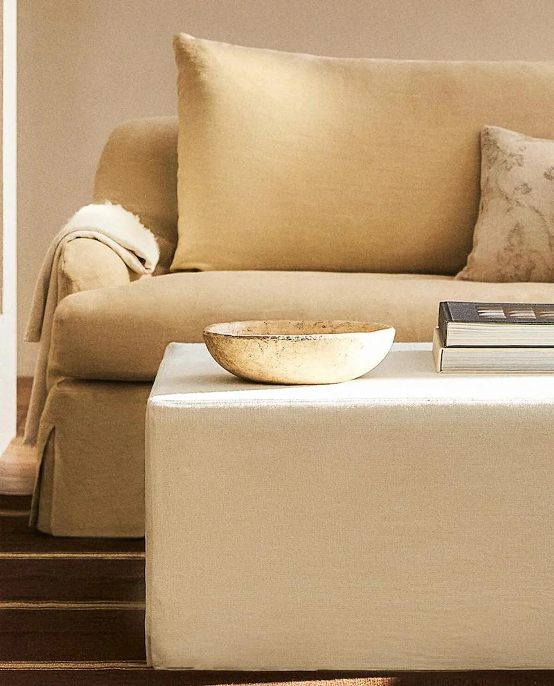 POUFFE TABLE WITH A SQUARE STRUCTURE AND LINEN COVER