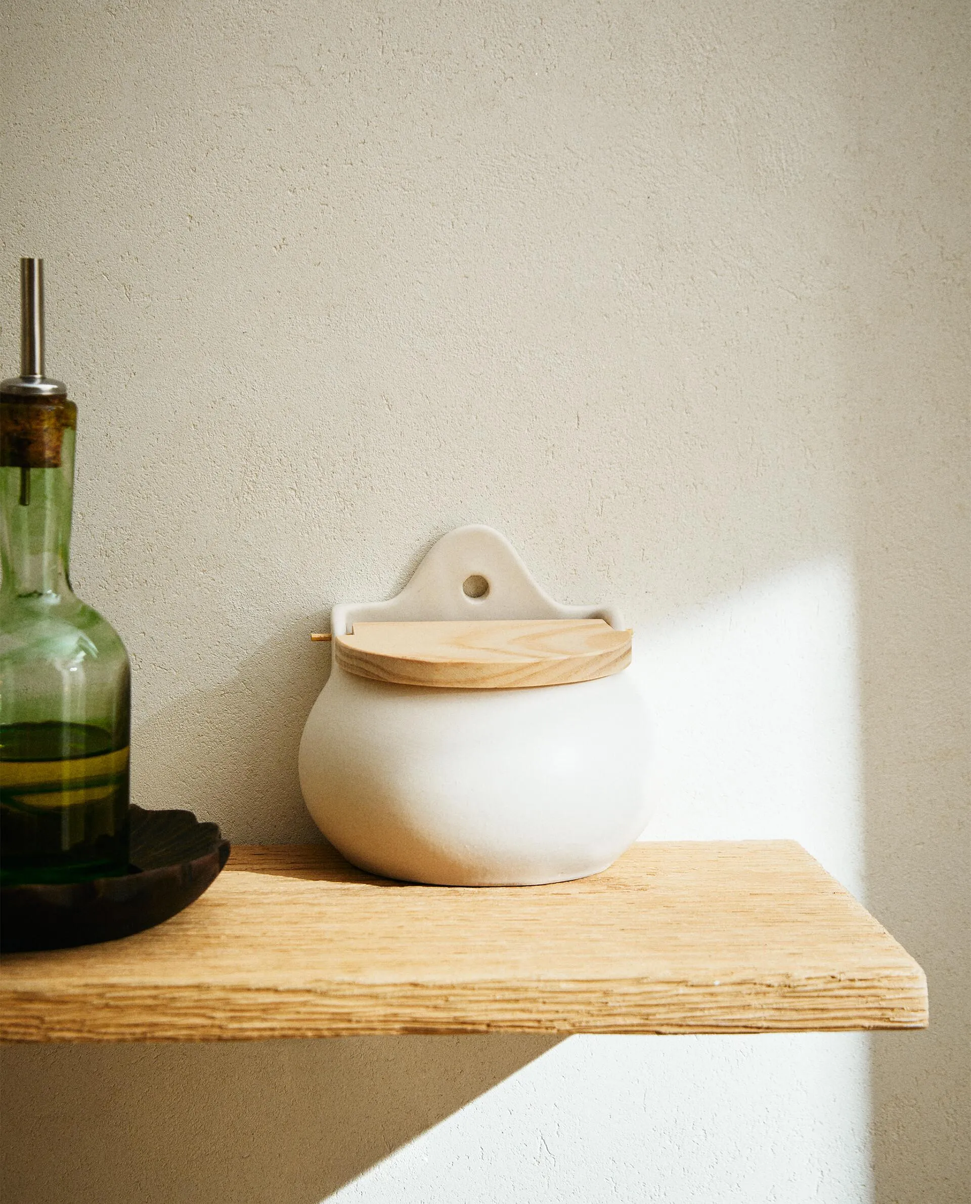 CERAMIC SALT SHAKER WITH WOODEN LID