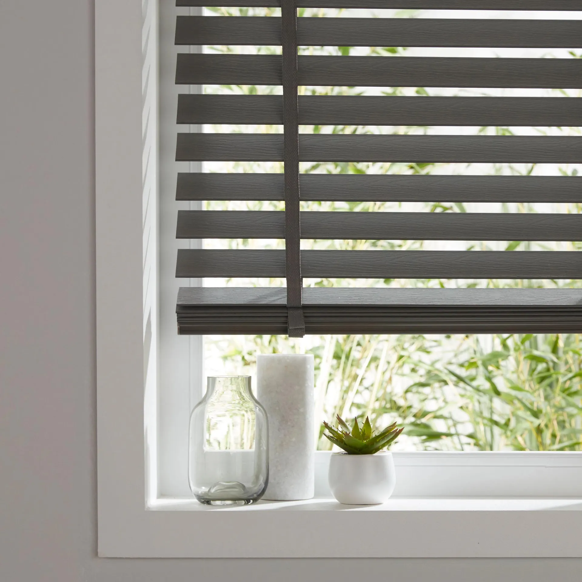 Lone Grey Woodgrain effect PVC Venetian Blind (W)160cm (L)180cm