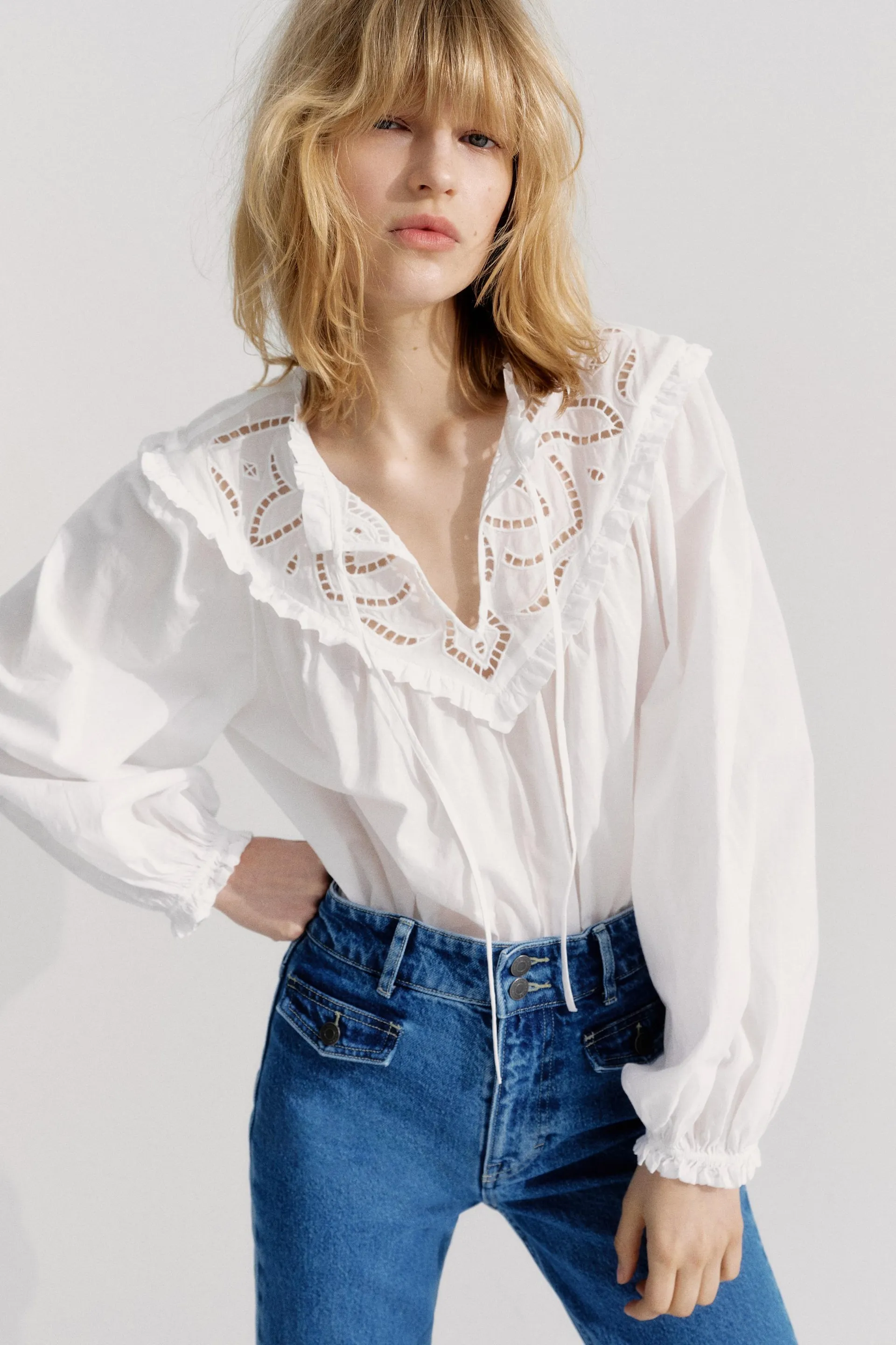 Broderie anglaise-detail blouse