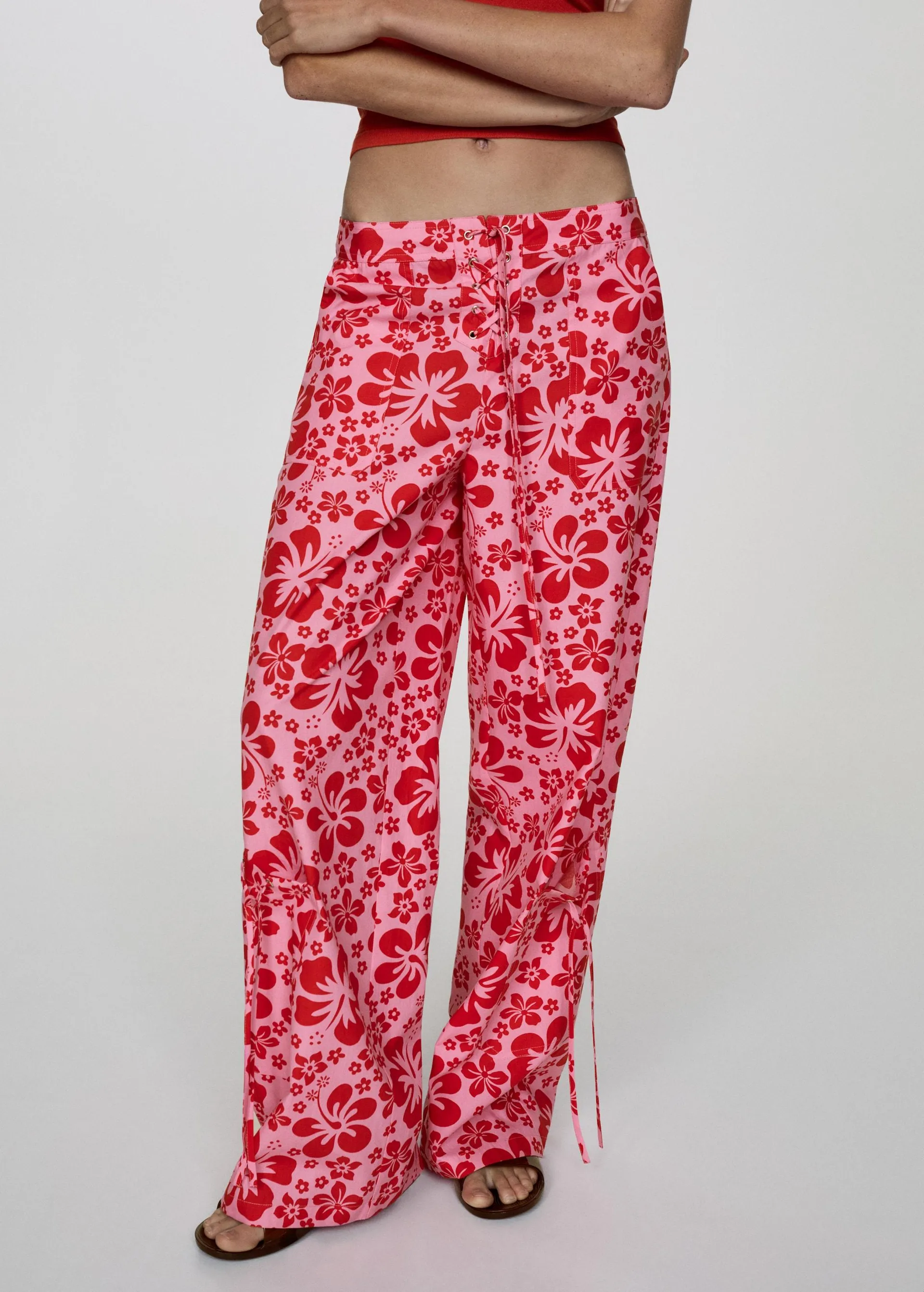 Broek met bloemen en cargozakken