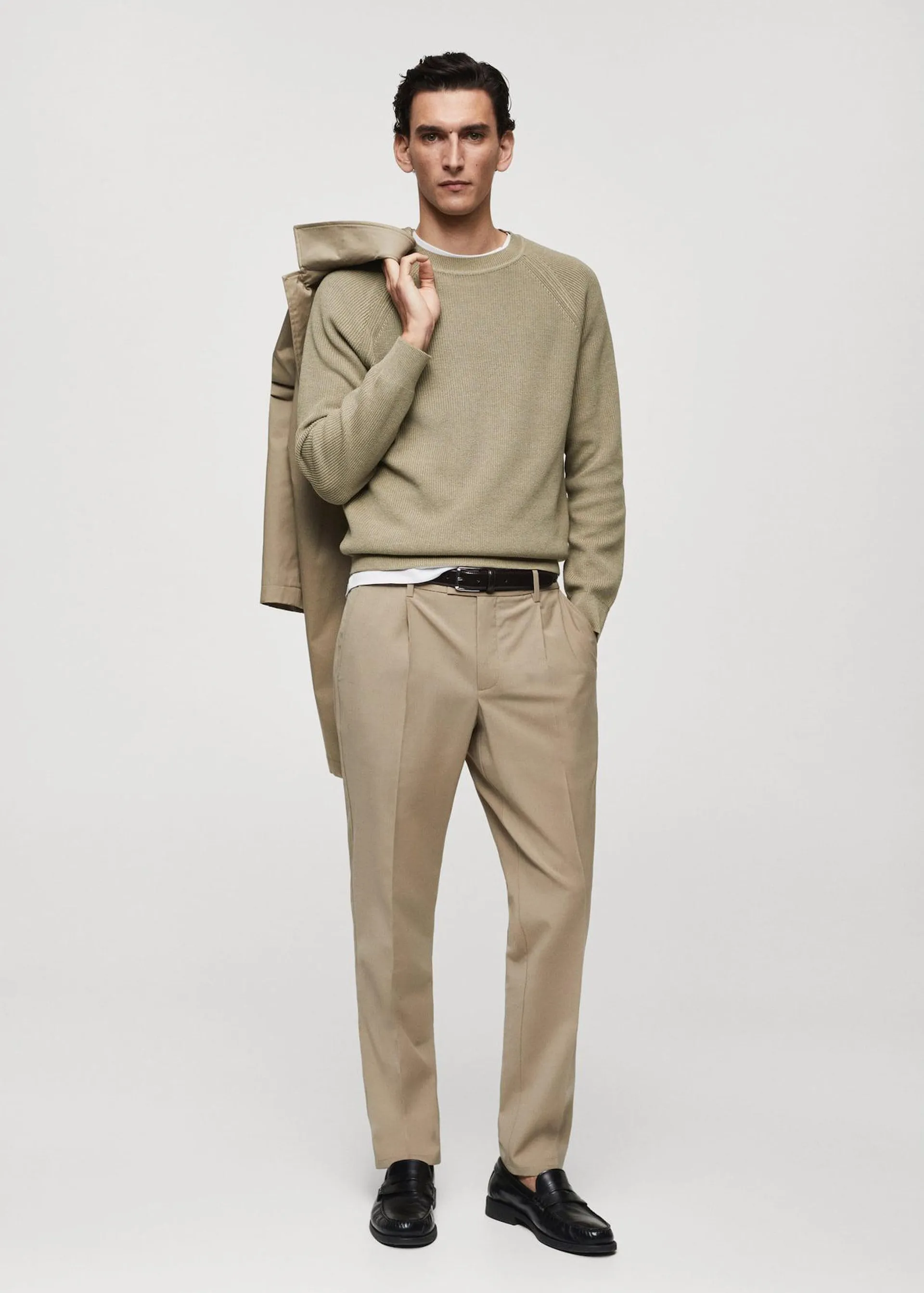 Cold wool trousers with pleat detail