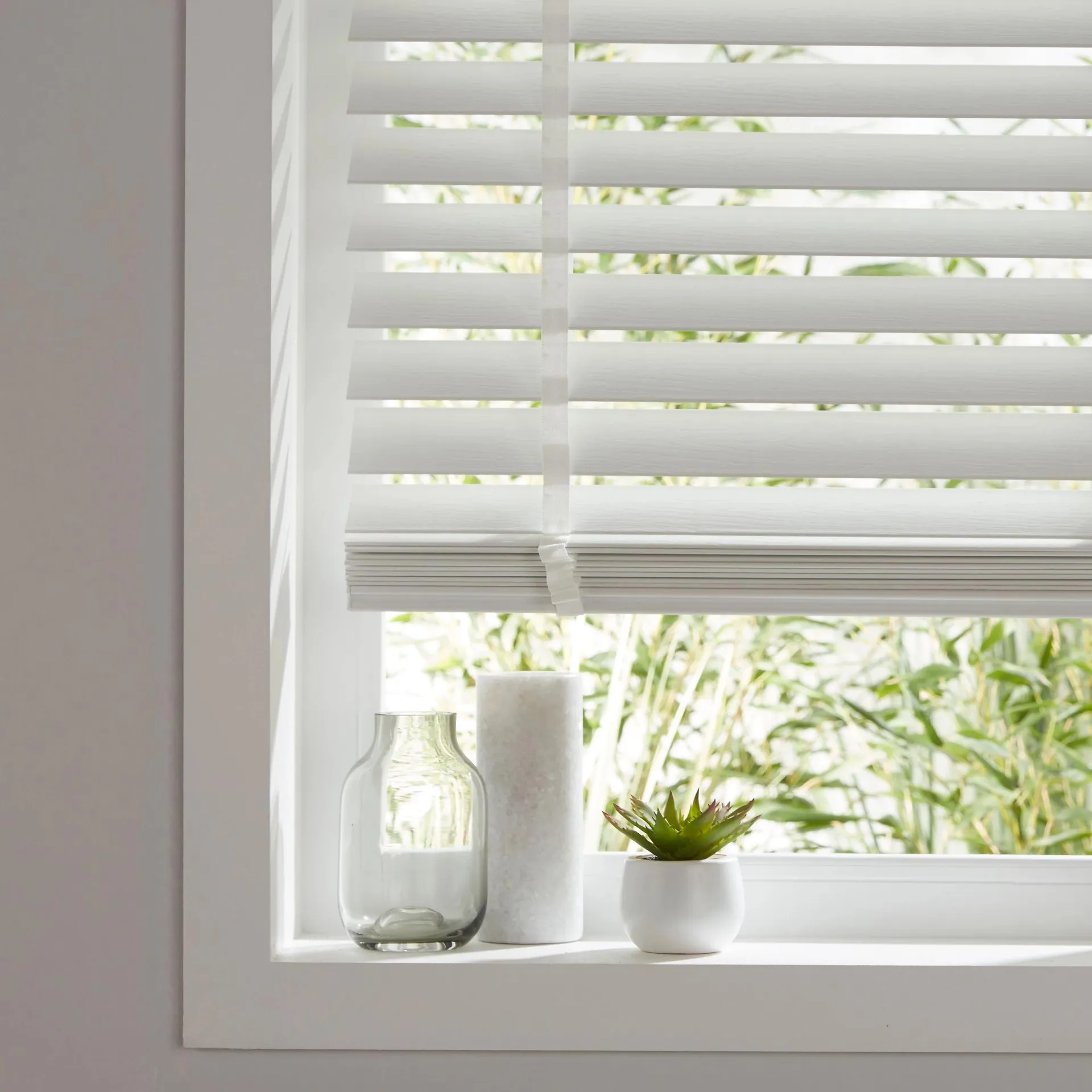 Lone White Woodgrain effect PVC Venetian Blind (W)160cm (L)180cm