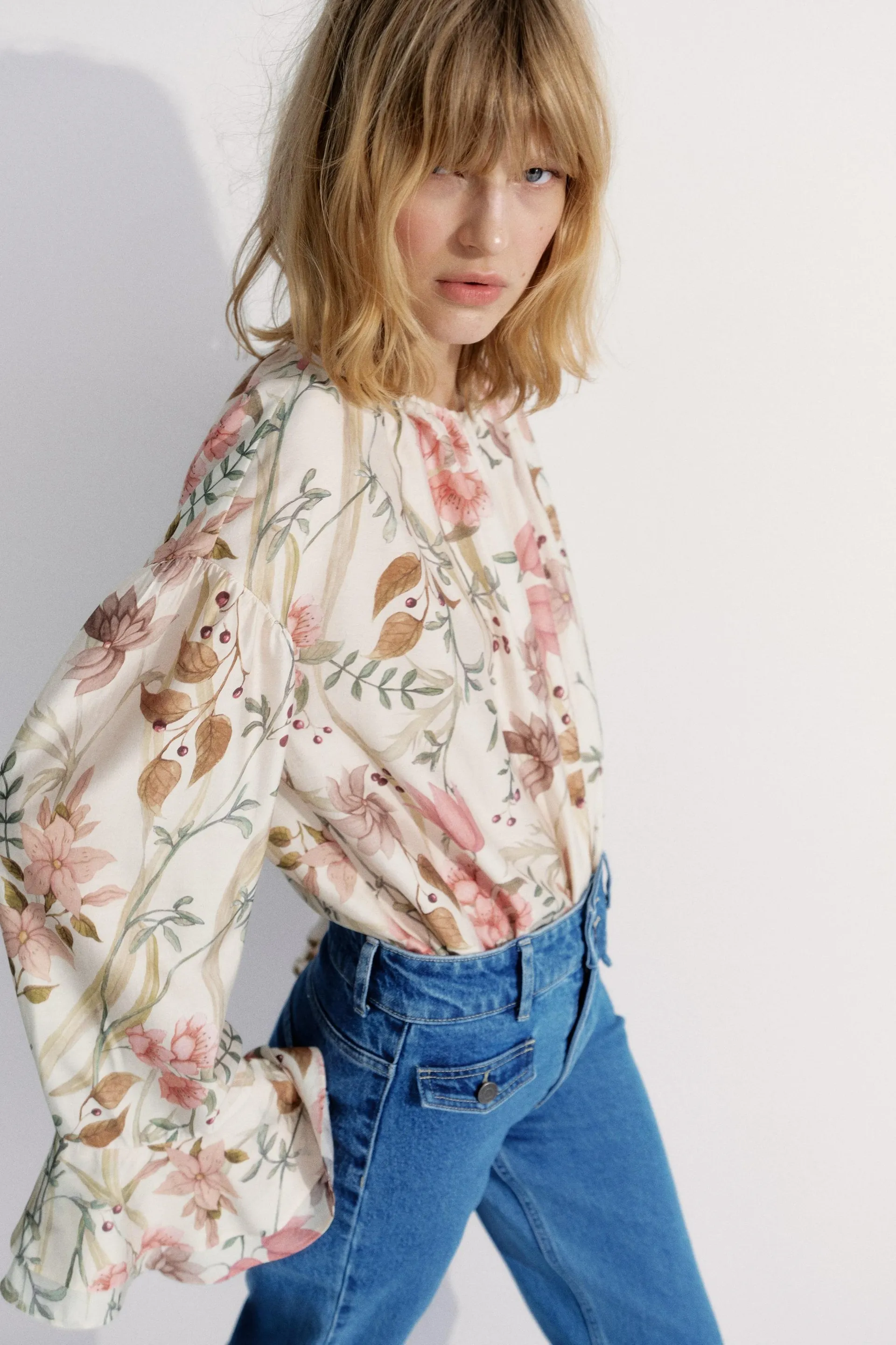 Flounce-cuff blouse