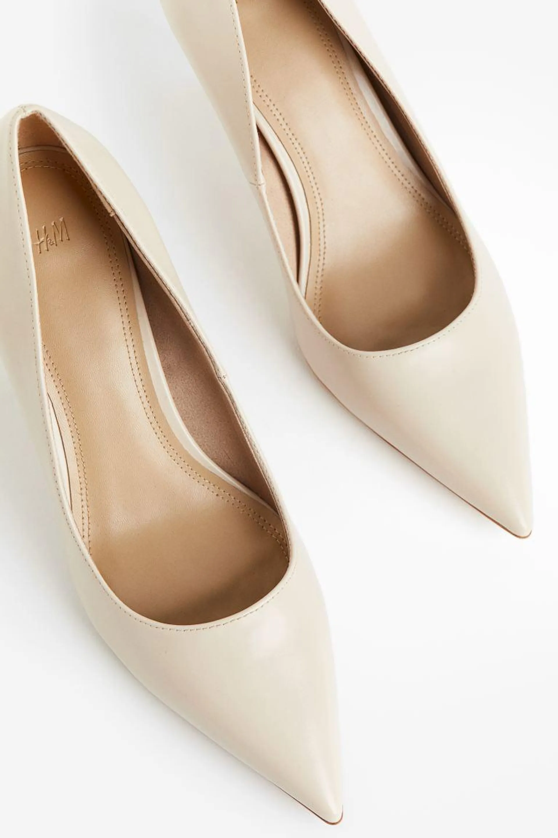 Court shoes