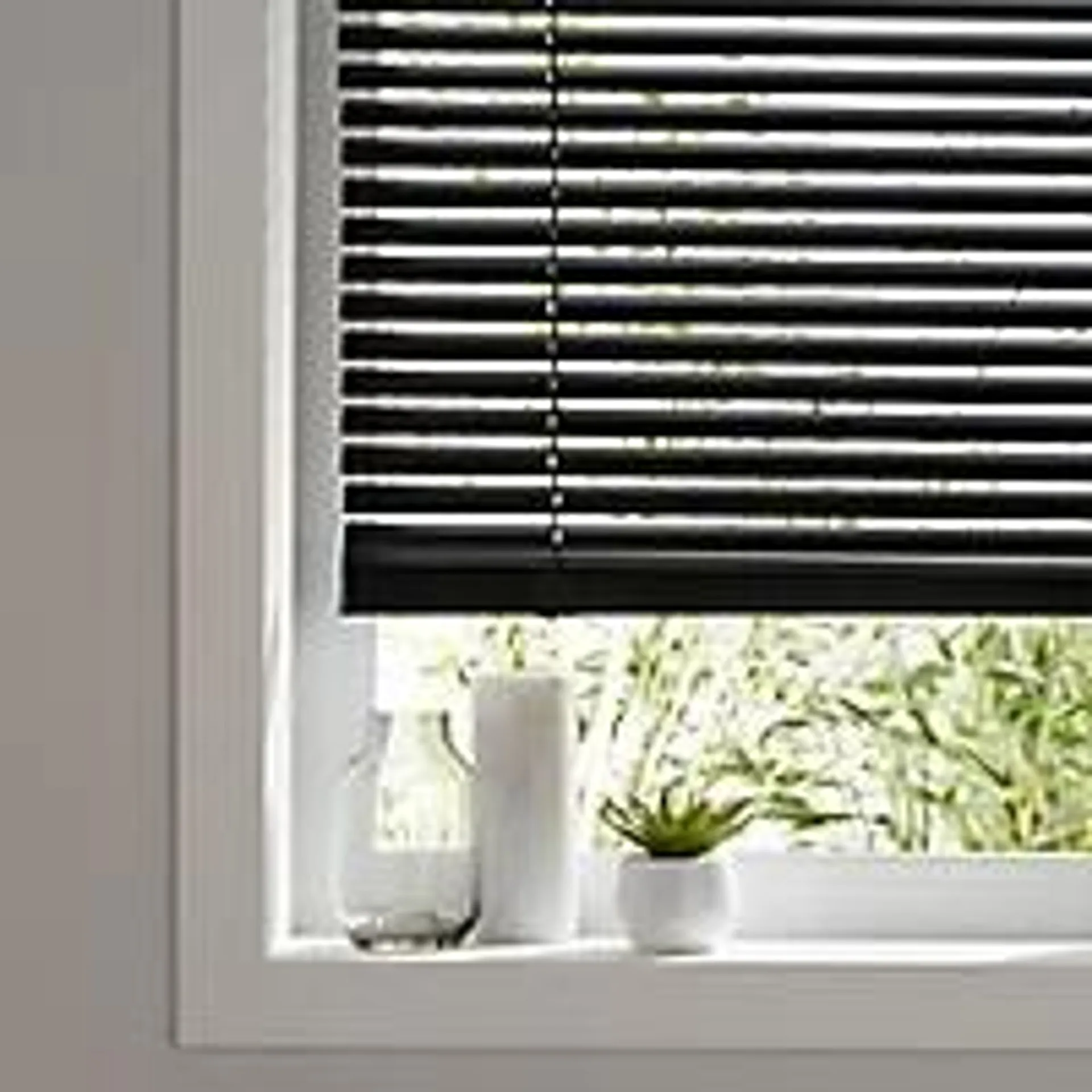 Studio Black Aluminium Venetian Blind (W)160cm (L)180cm