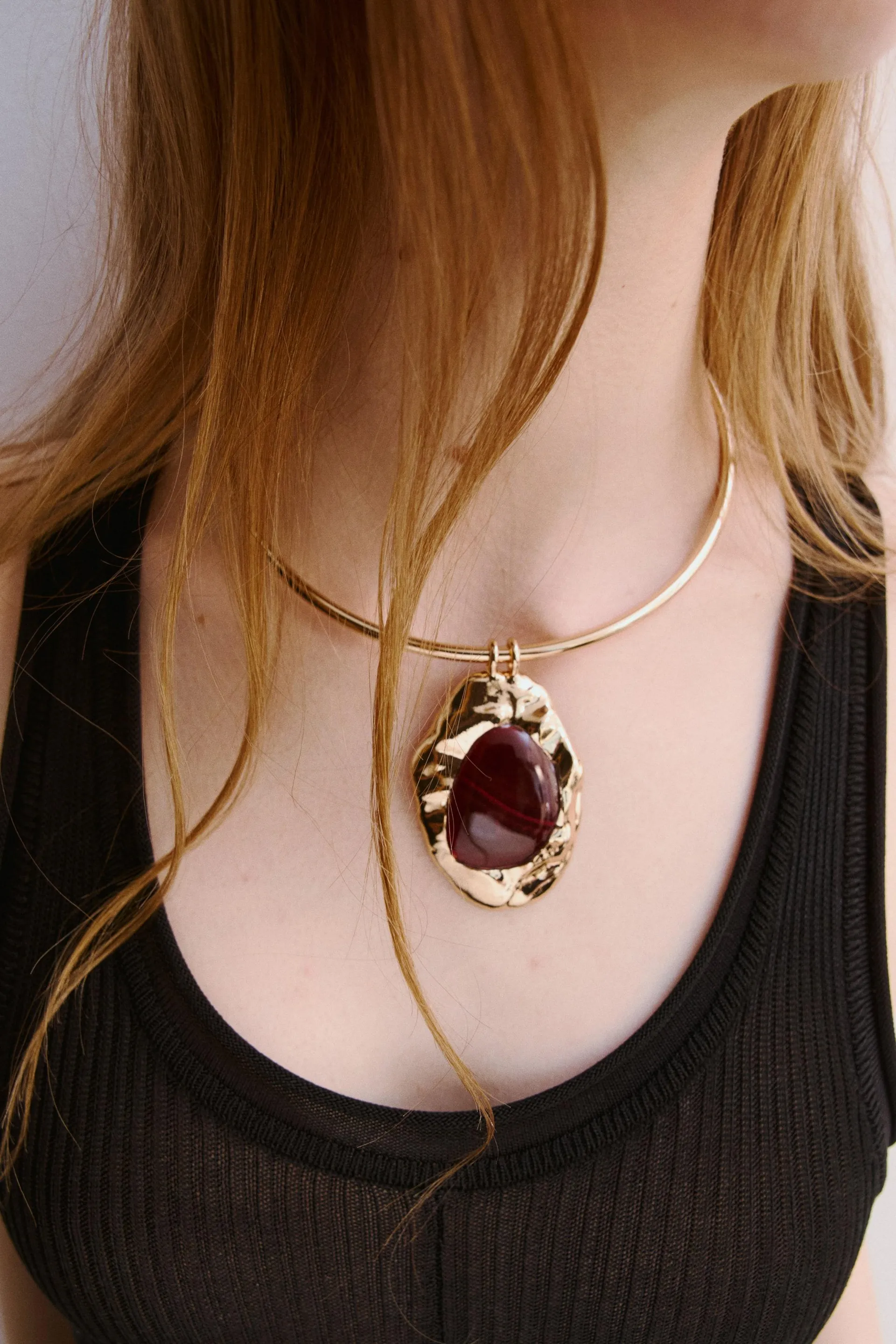 Rigid pendant necklace