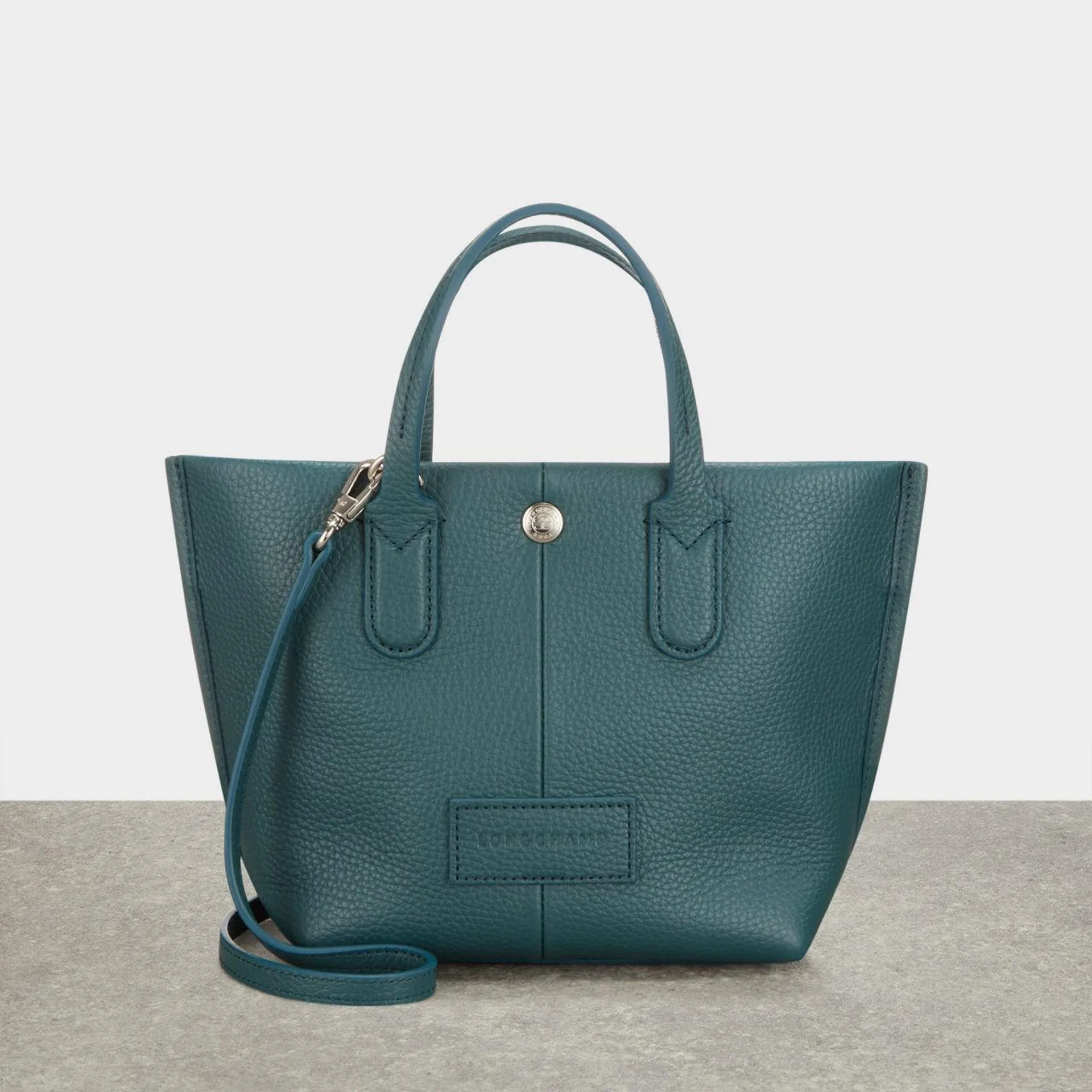 Essential XS Grained Leather Hand Bag