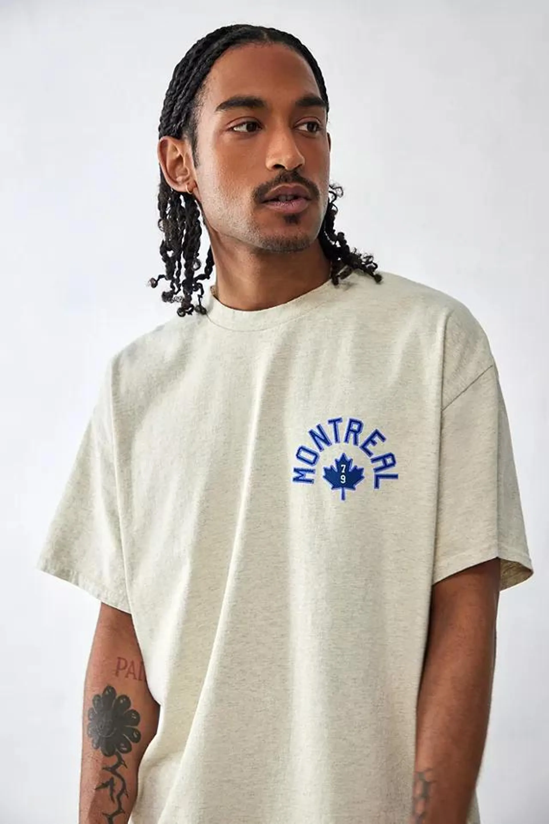 UO – T-Shirt in Ecru mit Montreal-Motiv