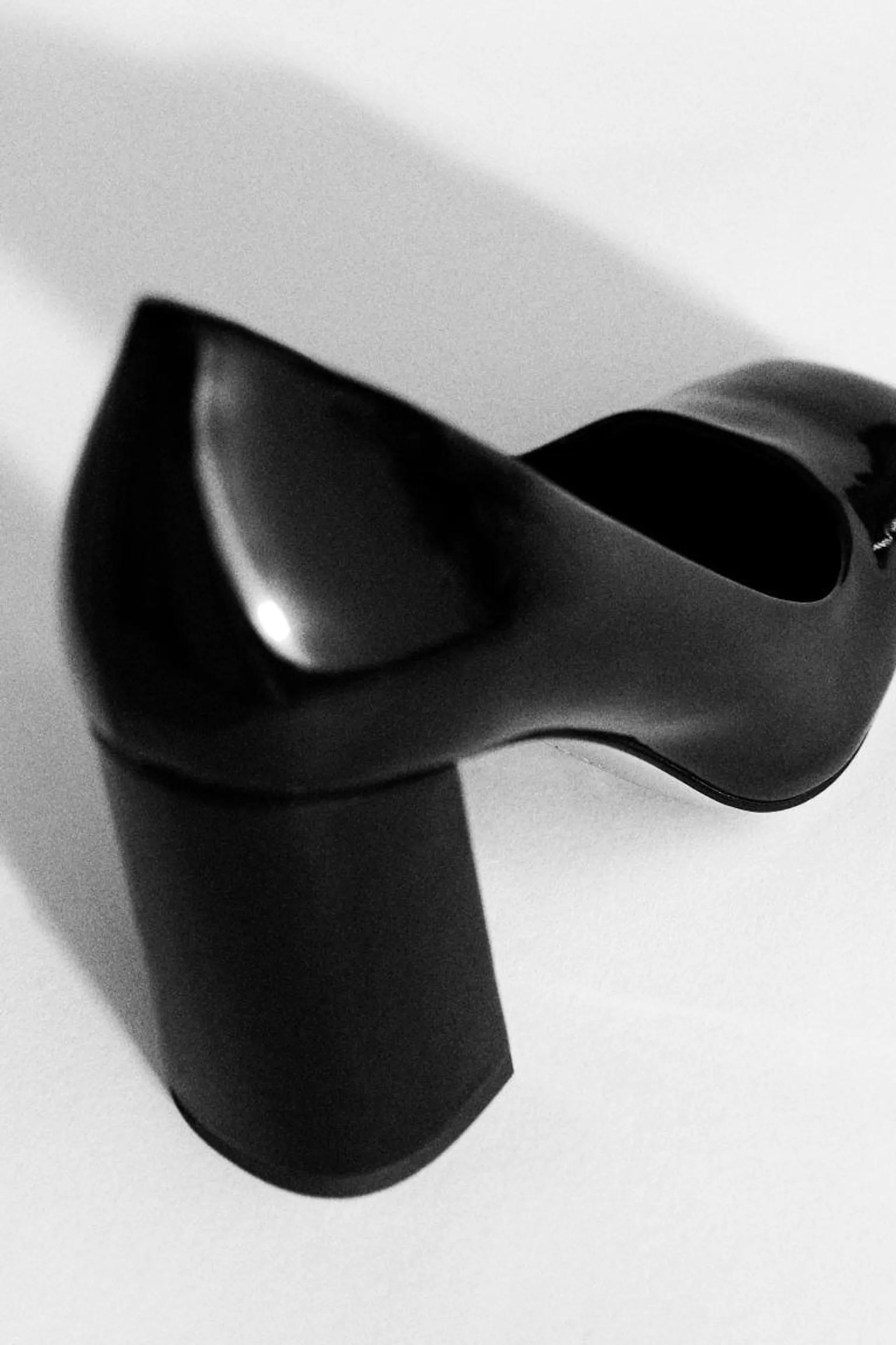 Court shoes