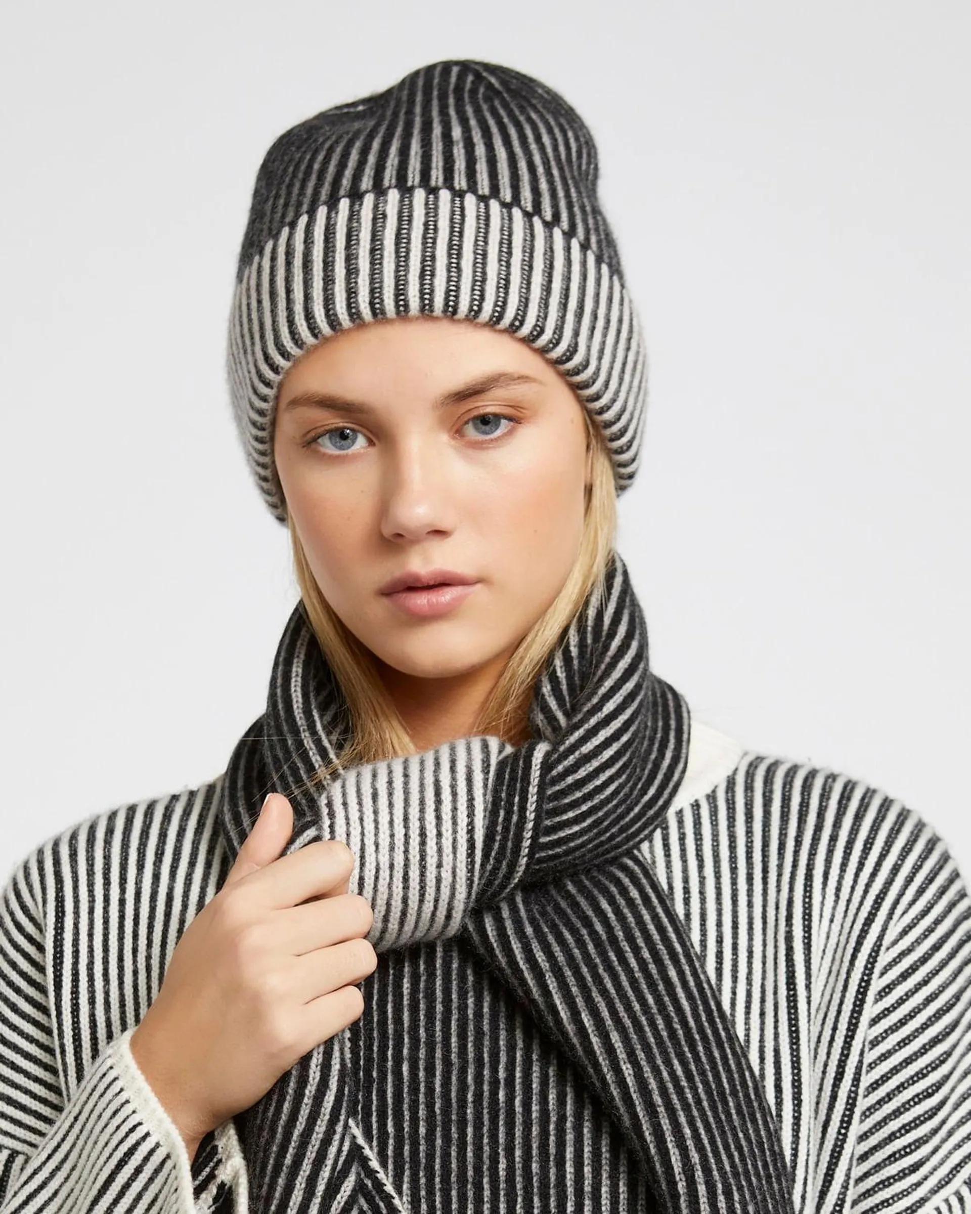 Carolyn Donnelly The Edit Contrast Rib Cashmere Blend Hat