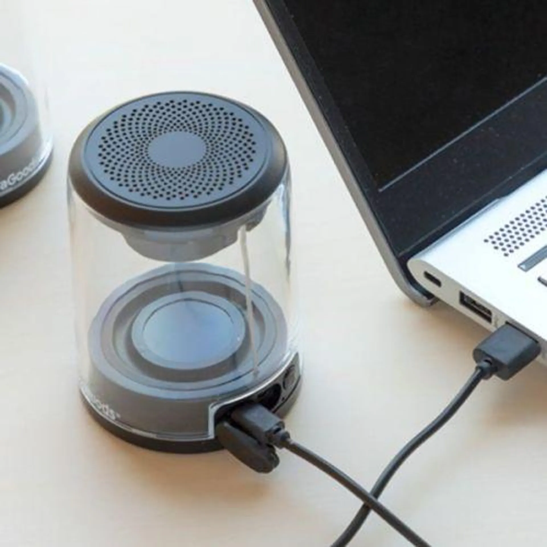 InnovaGoods Magnetic Wireless Bluetooth Speakers