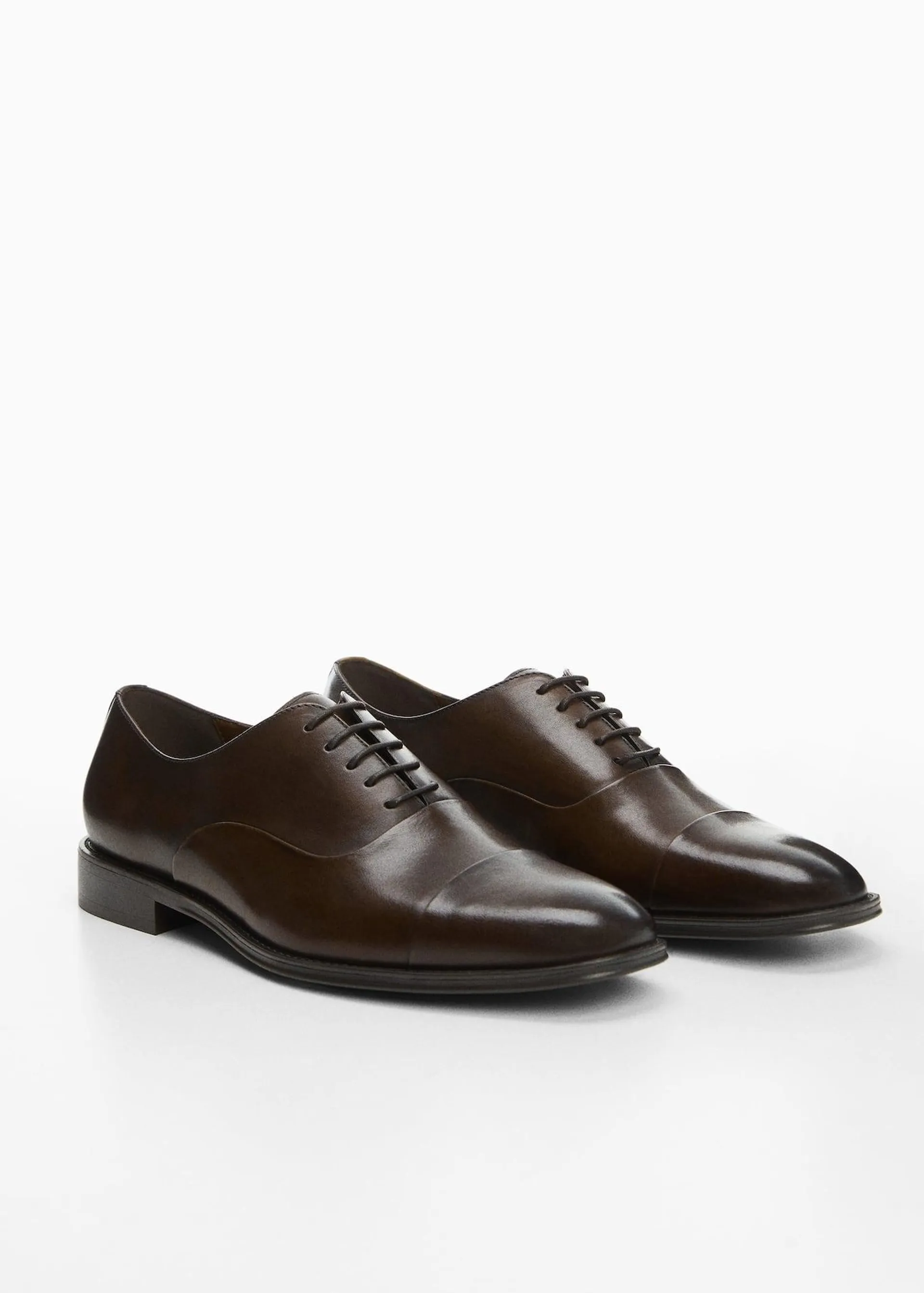 Elongated leather suit shoes
