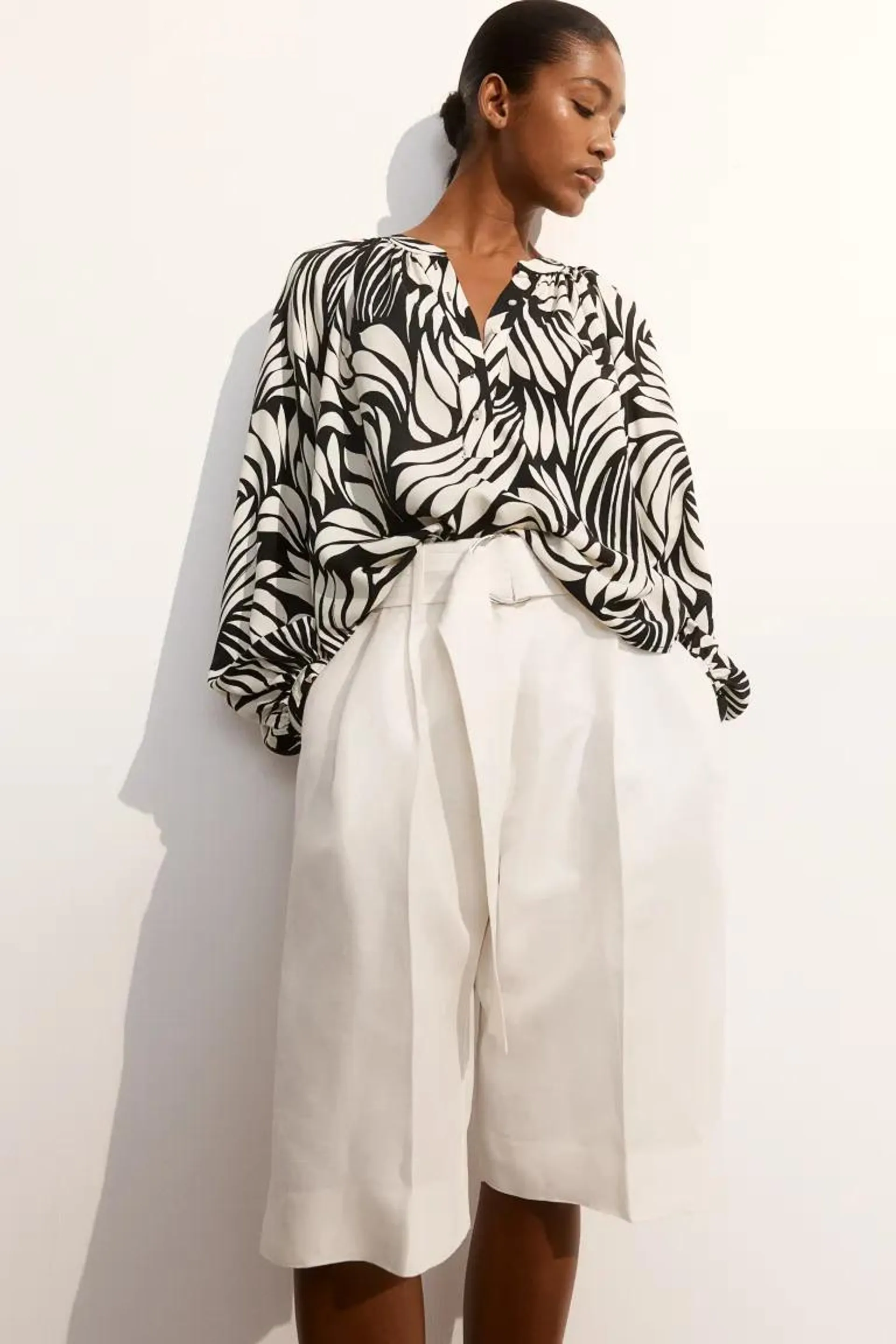 Balloon-sleeved blouse