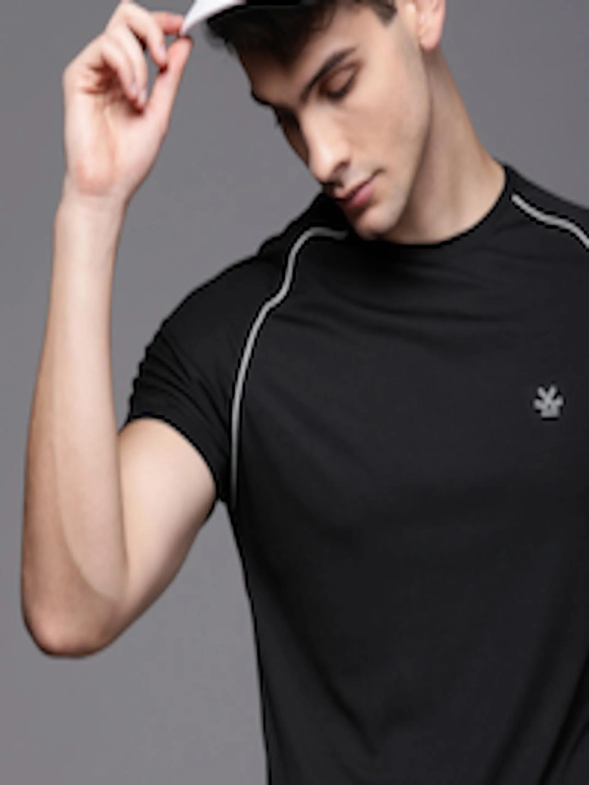 Men Black Solid Round Neck T-shirt