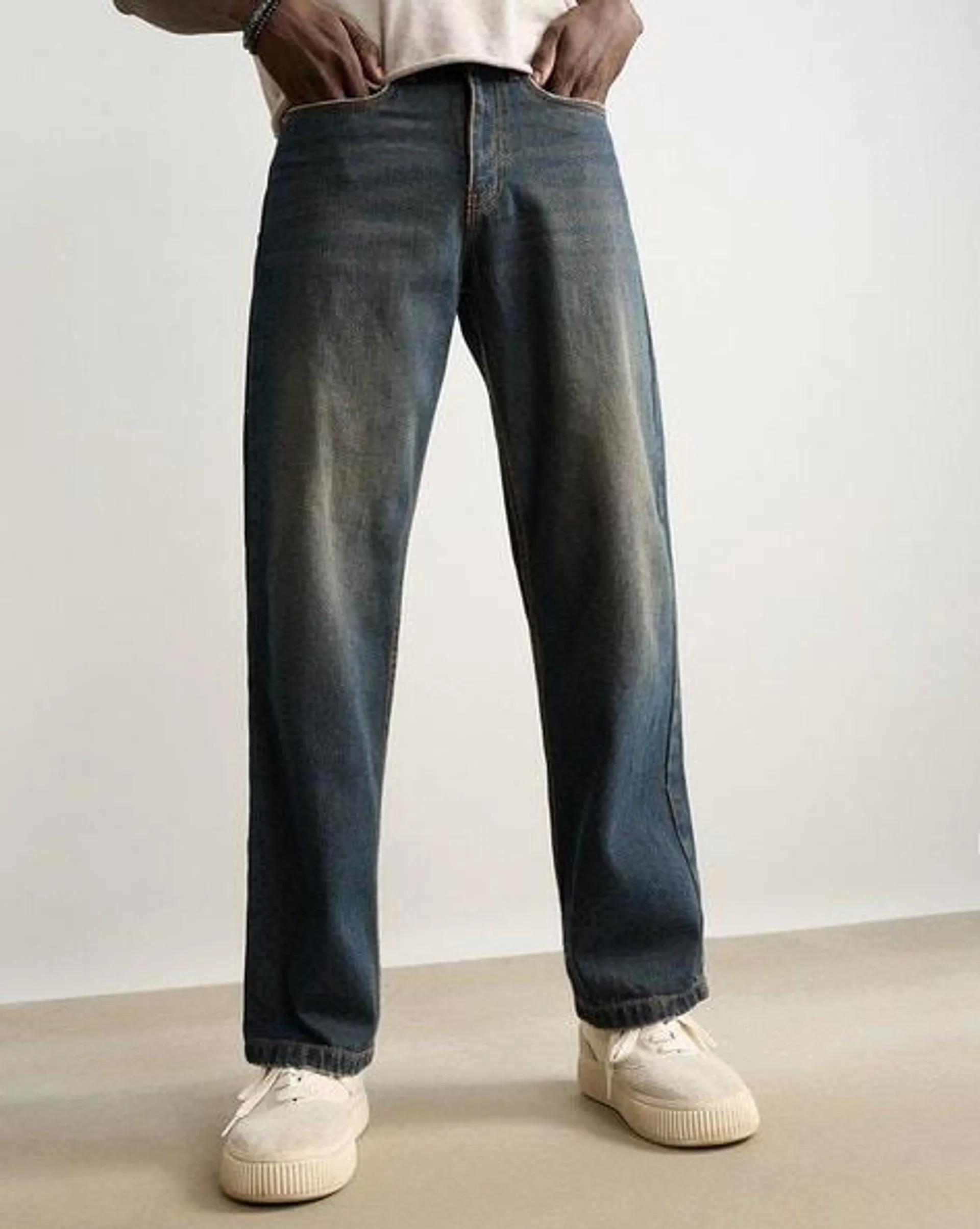 Men Lightly Washed Relaxed Fit Jeans