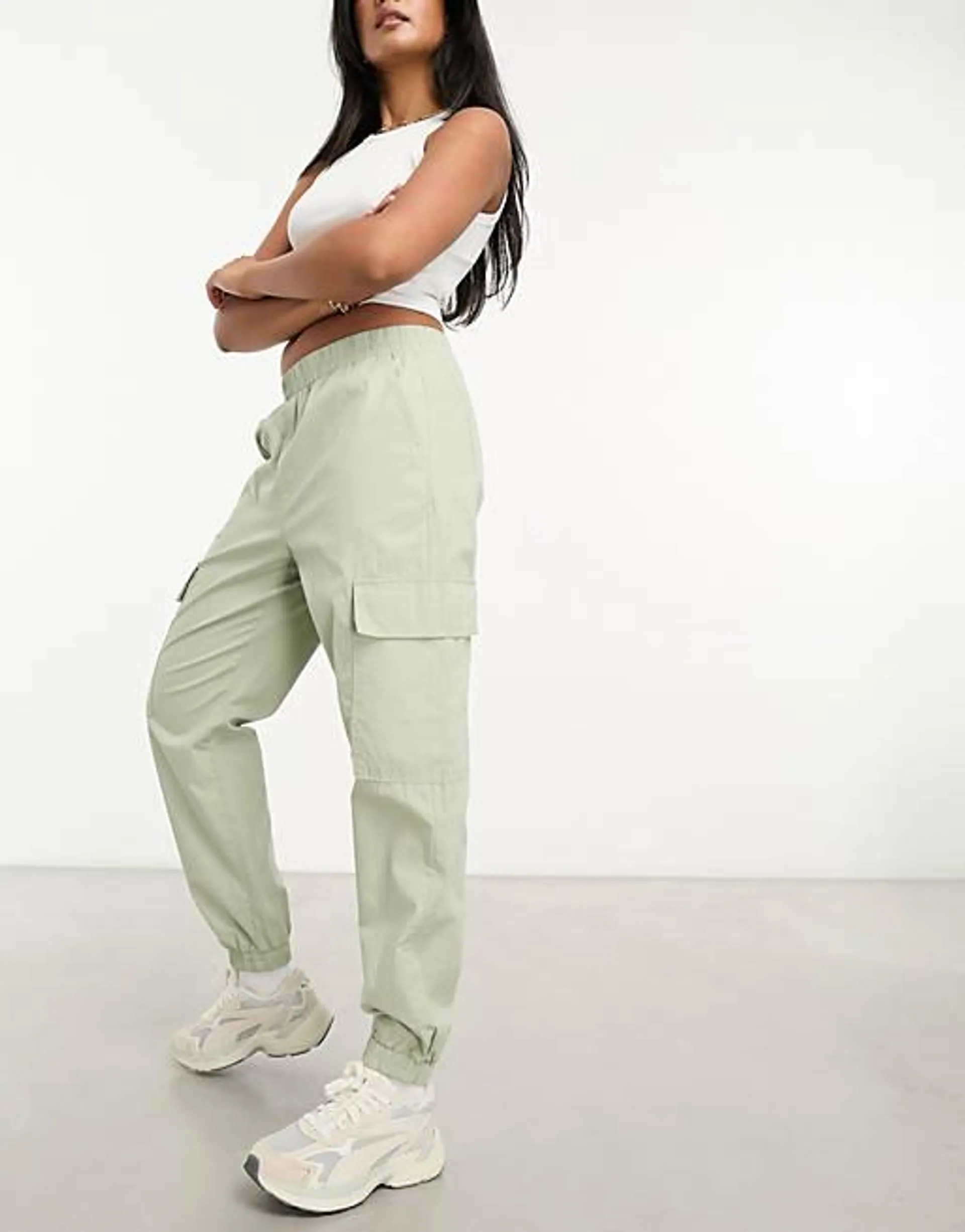 ASOS DESIGN - Pantaloni cargo con fondo elasticizzato color salvia