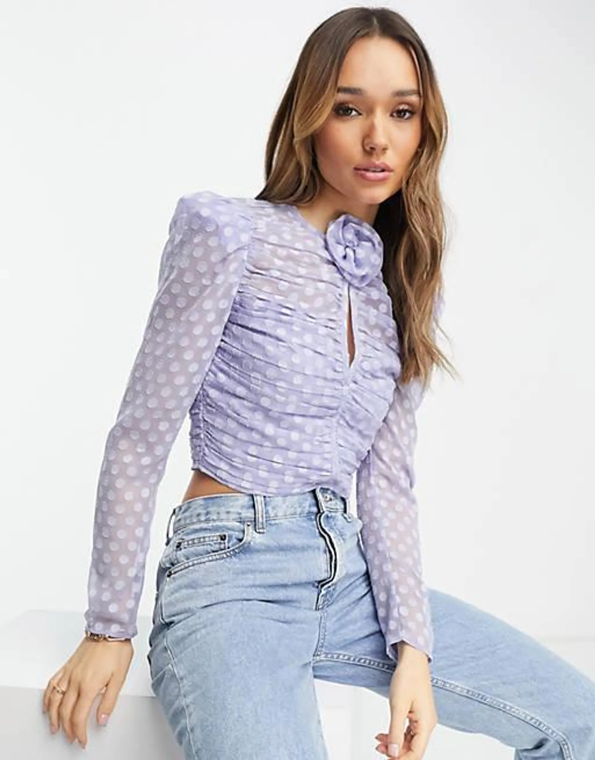 ASOS DESIGN - Blusa in plumetis blu con dettaglio floreale e apertura a goccia