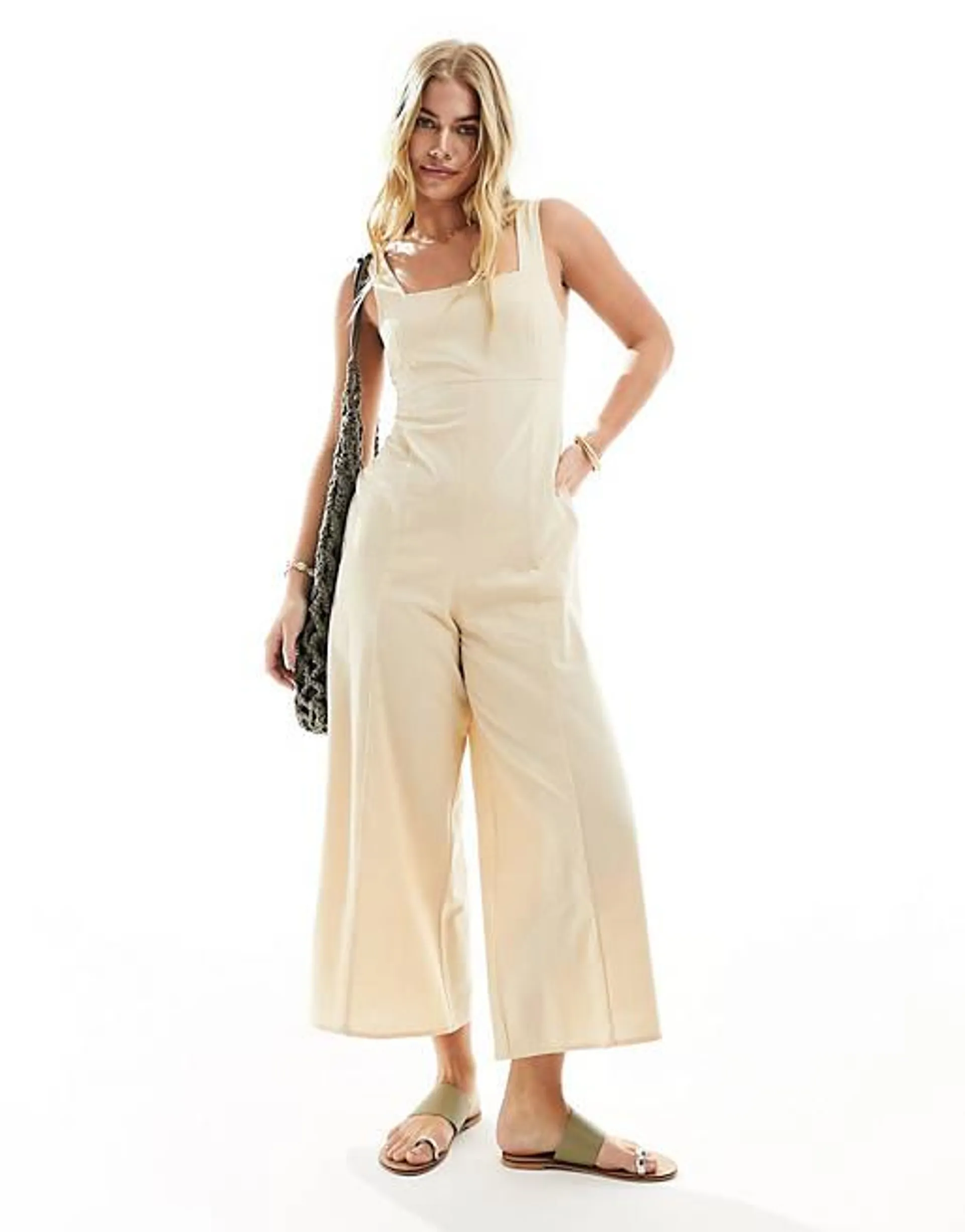 ASOS DESIGN - Tuta jumpsuit corta in lino color pietra allacciata dietro