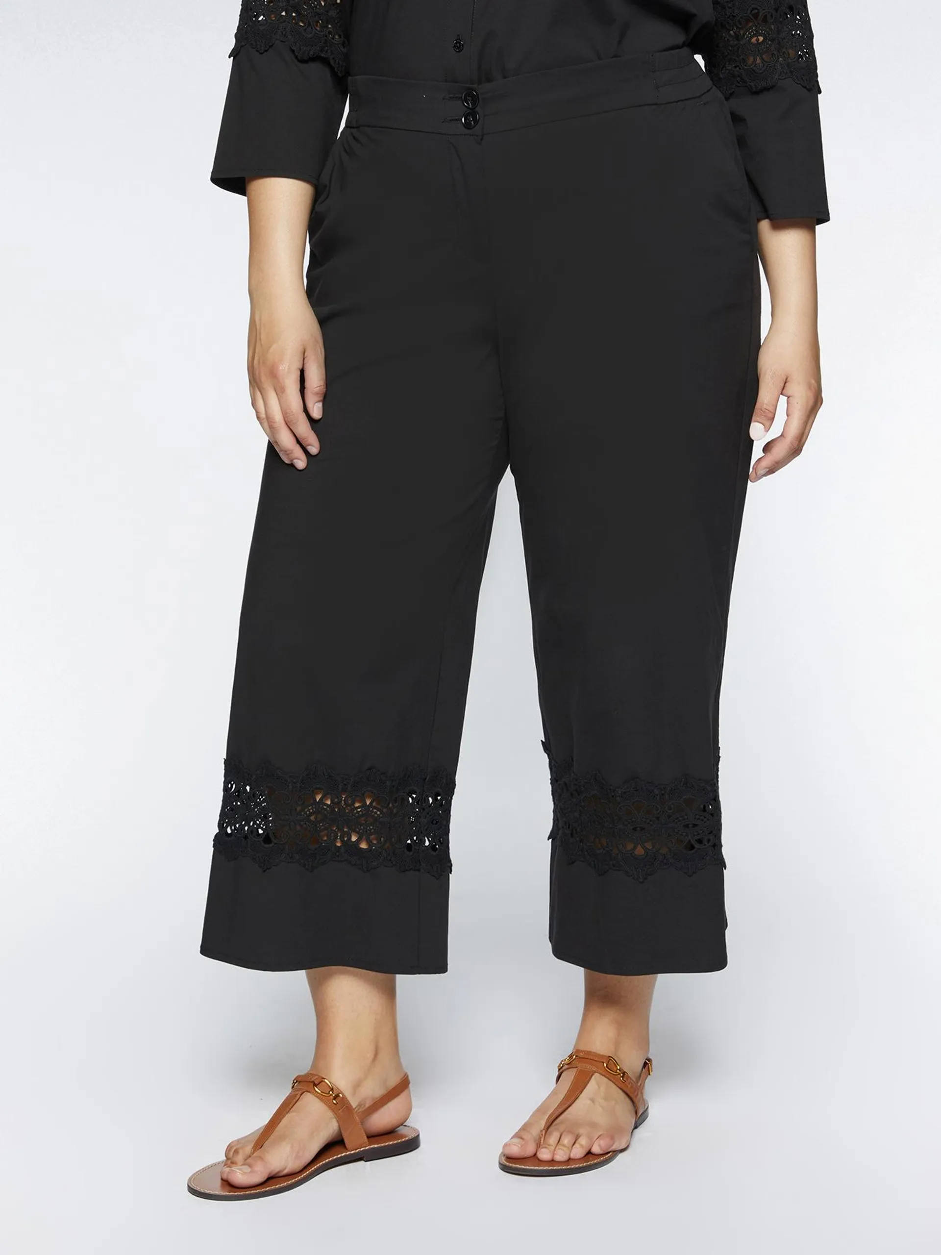 Pantaloni cropped con bordi in pizzo