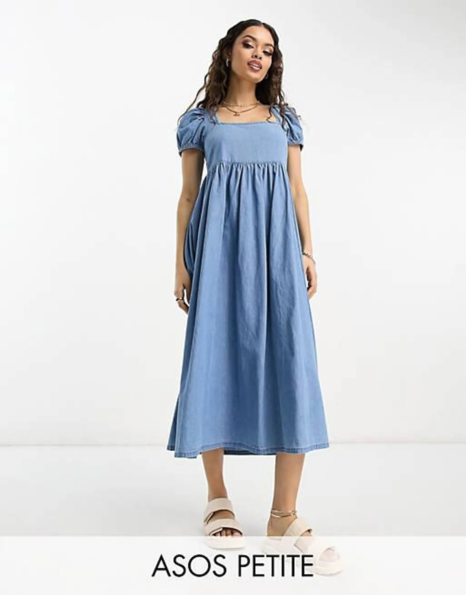 ASOS DESIGN Petite - Vestito midi in denim morbido con maniche a sbuffo lavaggio blu chiaro