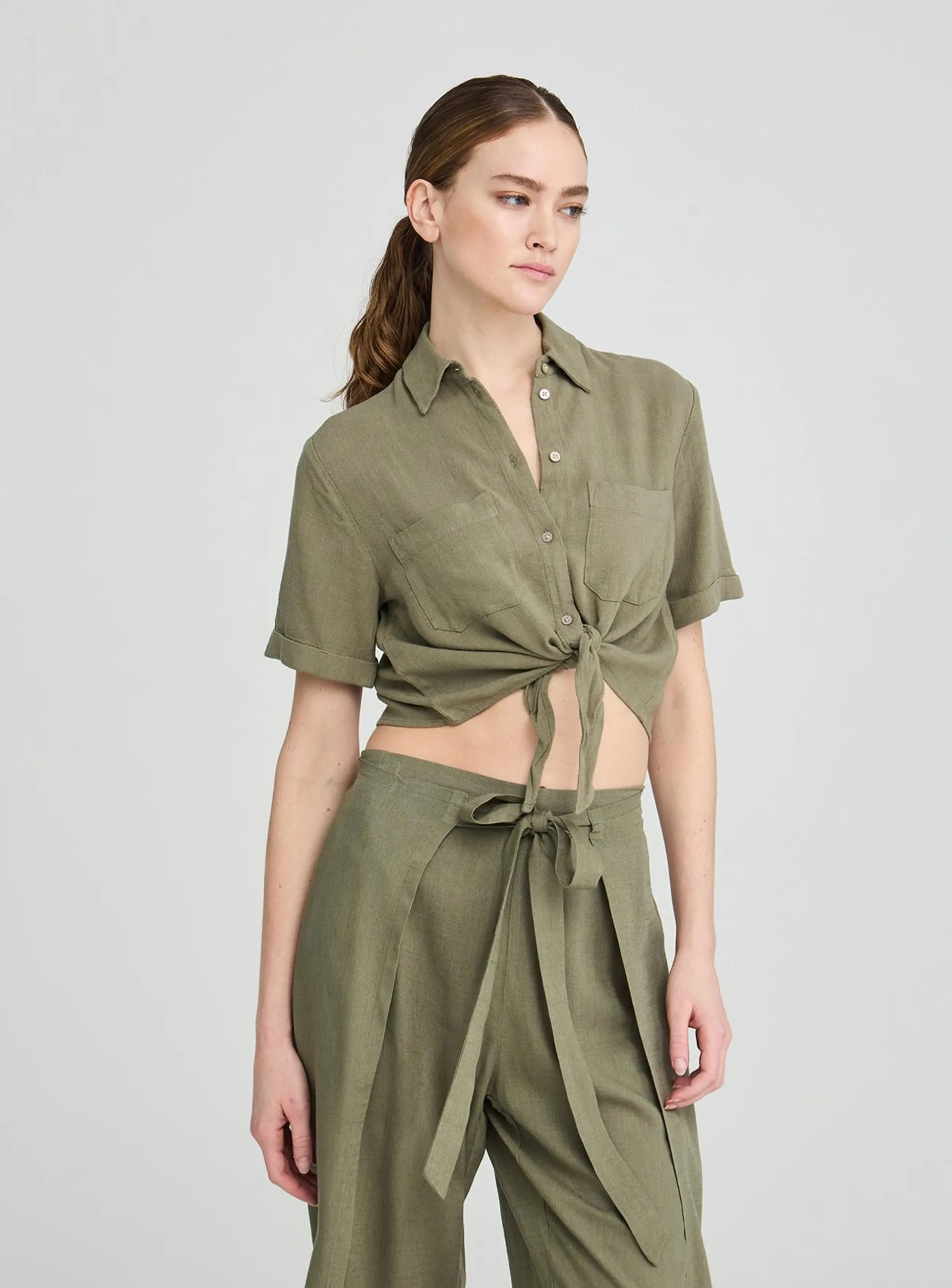 Camicia in misto lino con nodo Verde militare