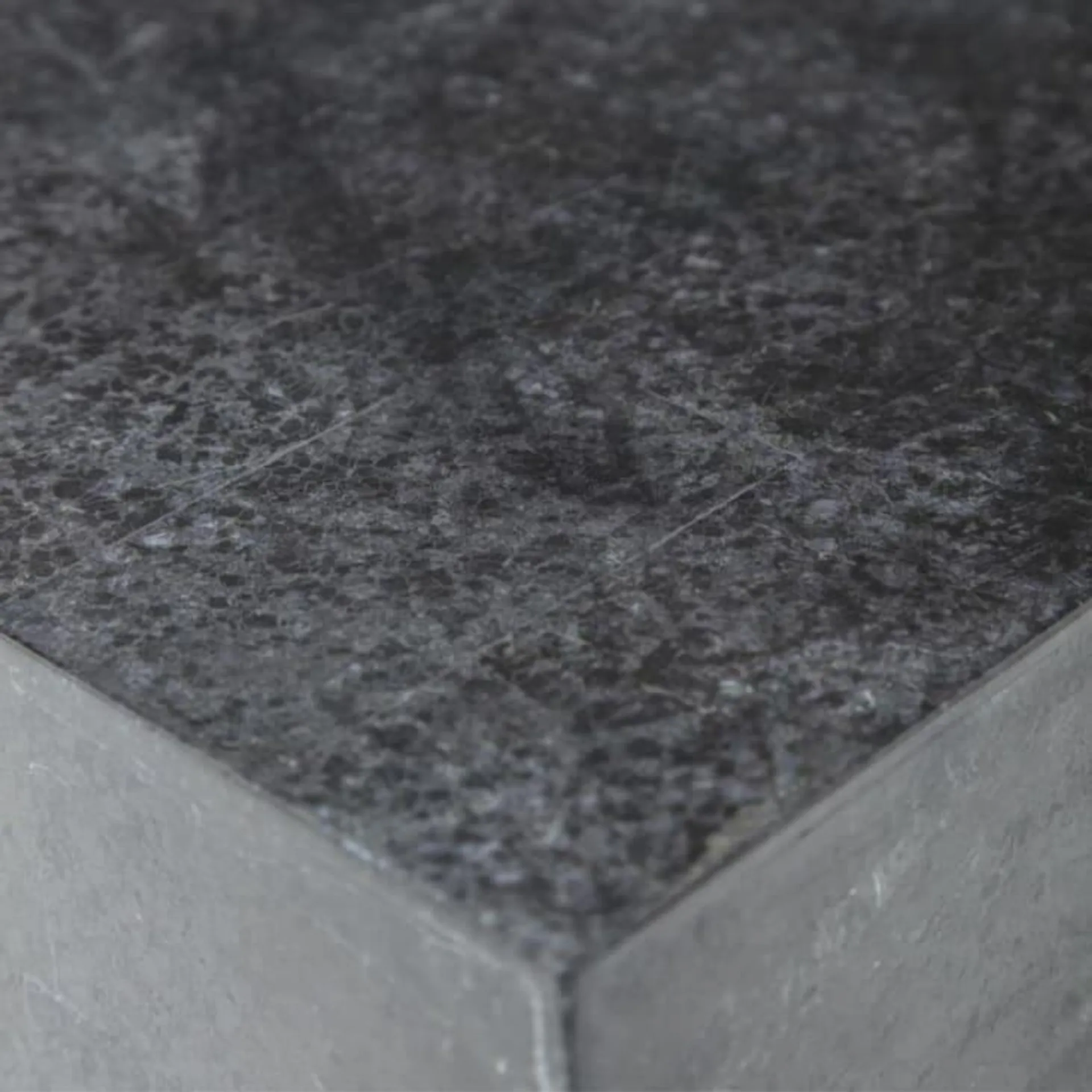 Tavolino basso da caffè in pietra fossile nero cm 80x80 28h