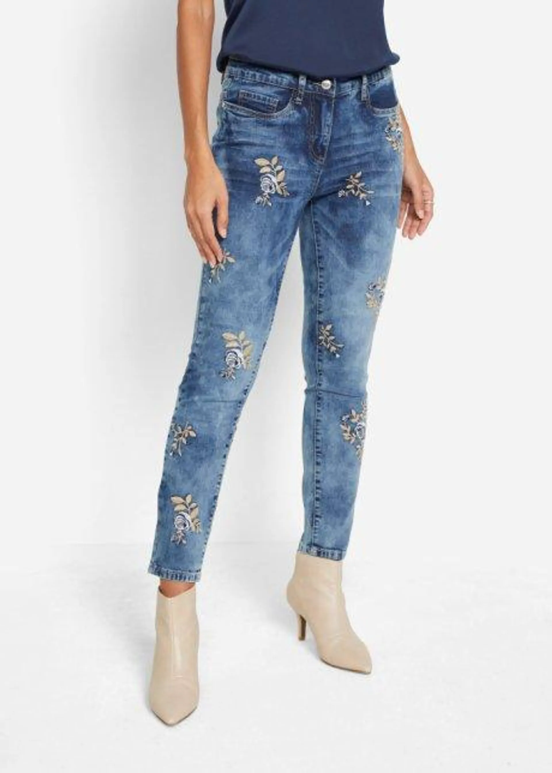 Jeans con ricami floreali