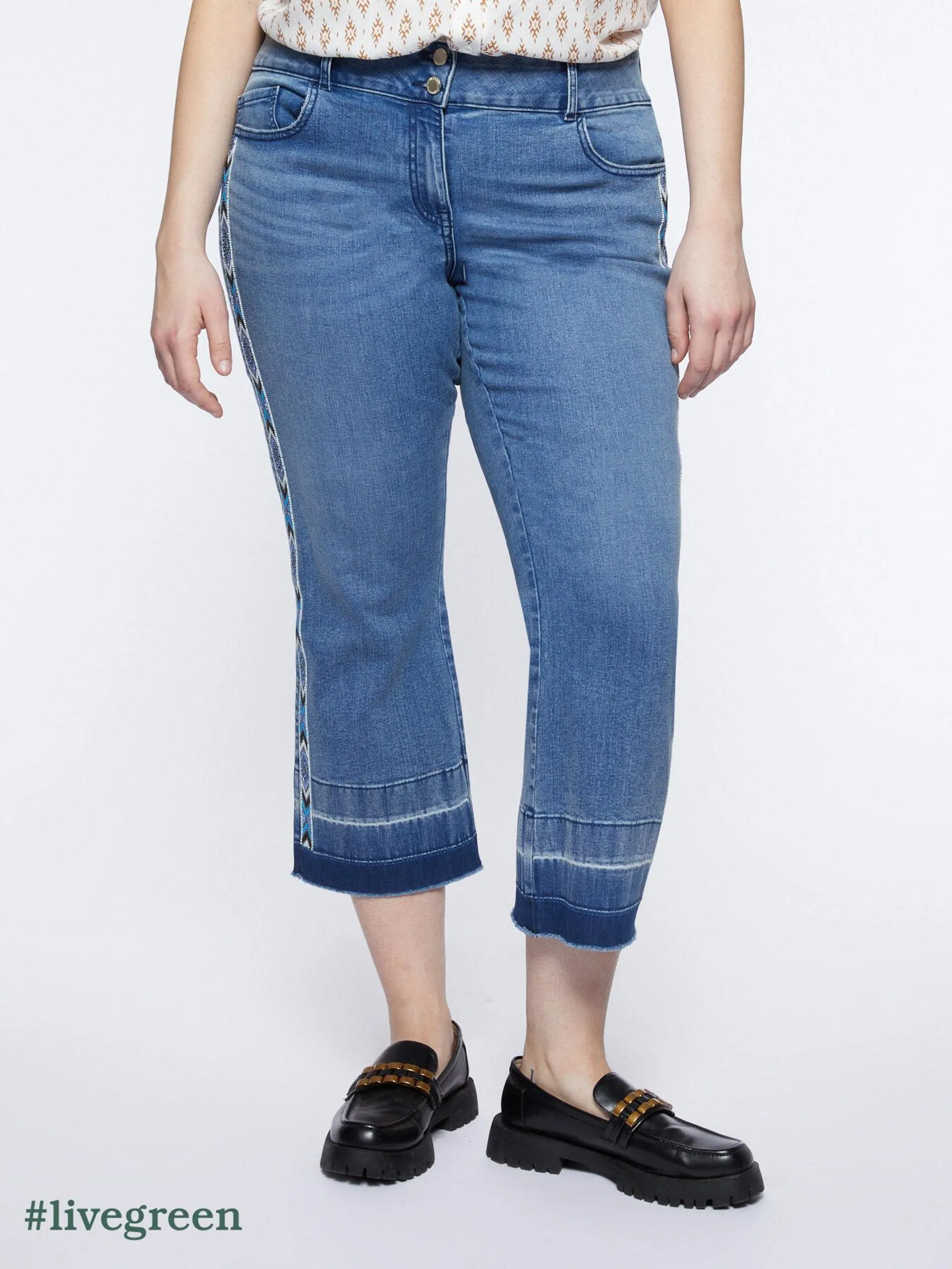 Jeans kick flare con ricamo etnico