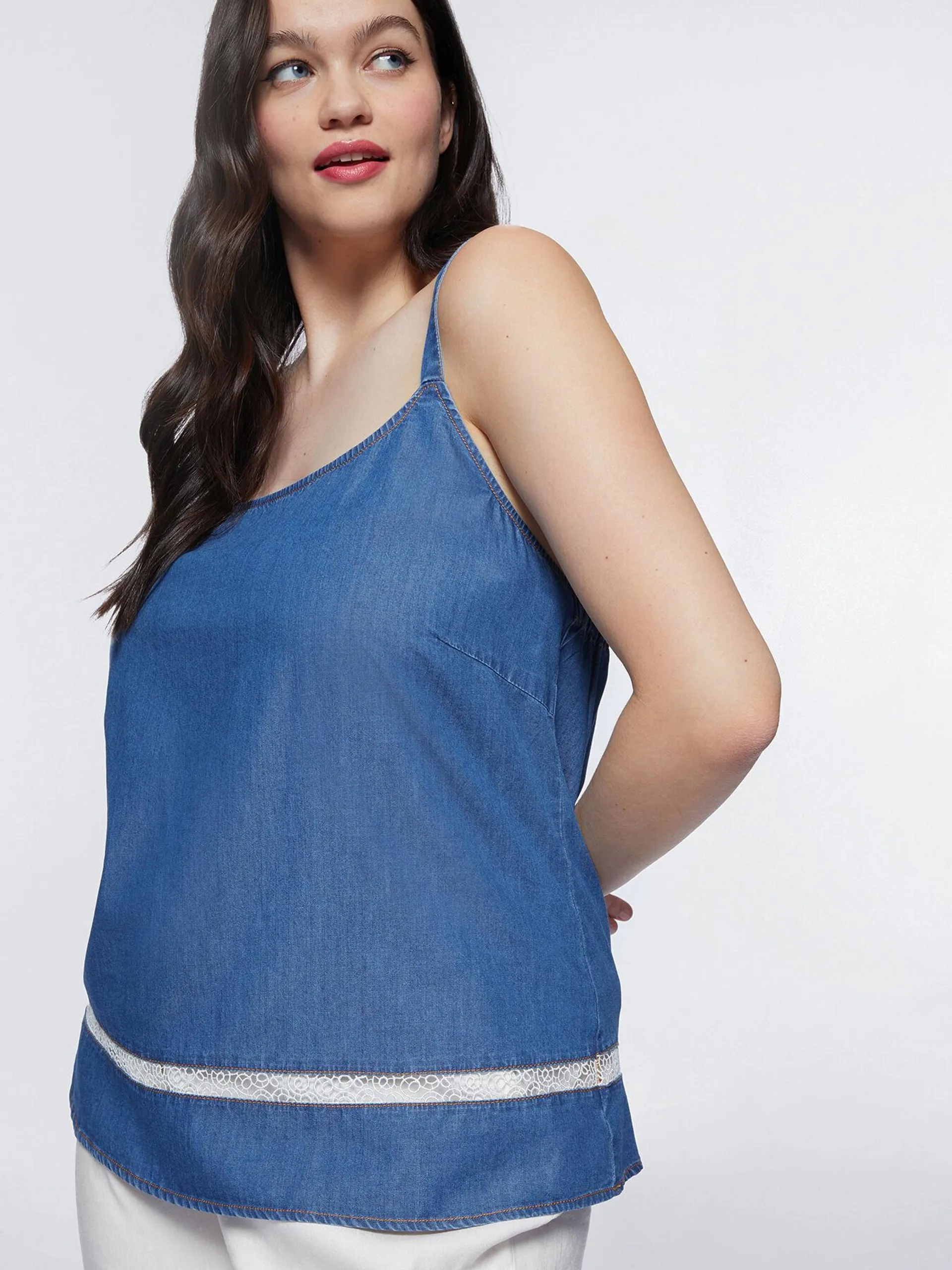 Top in denim con bordi in pizzo