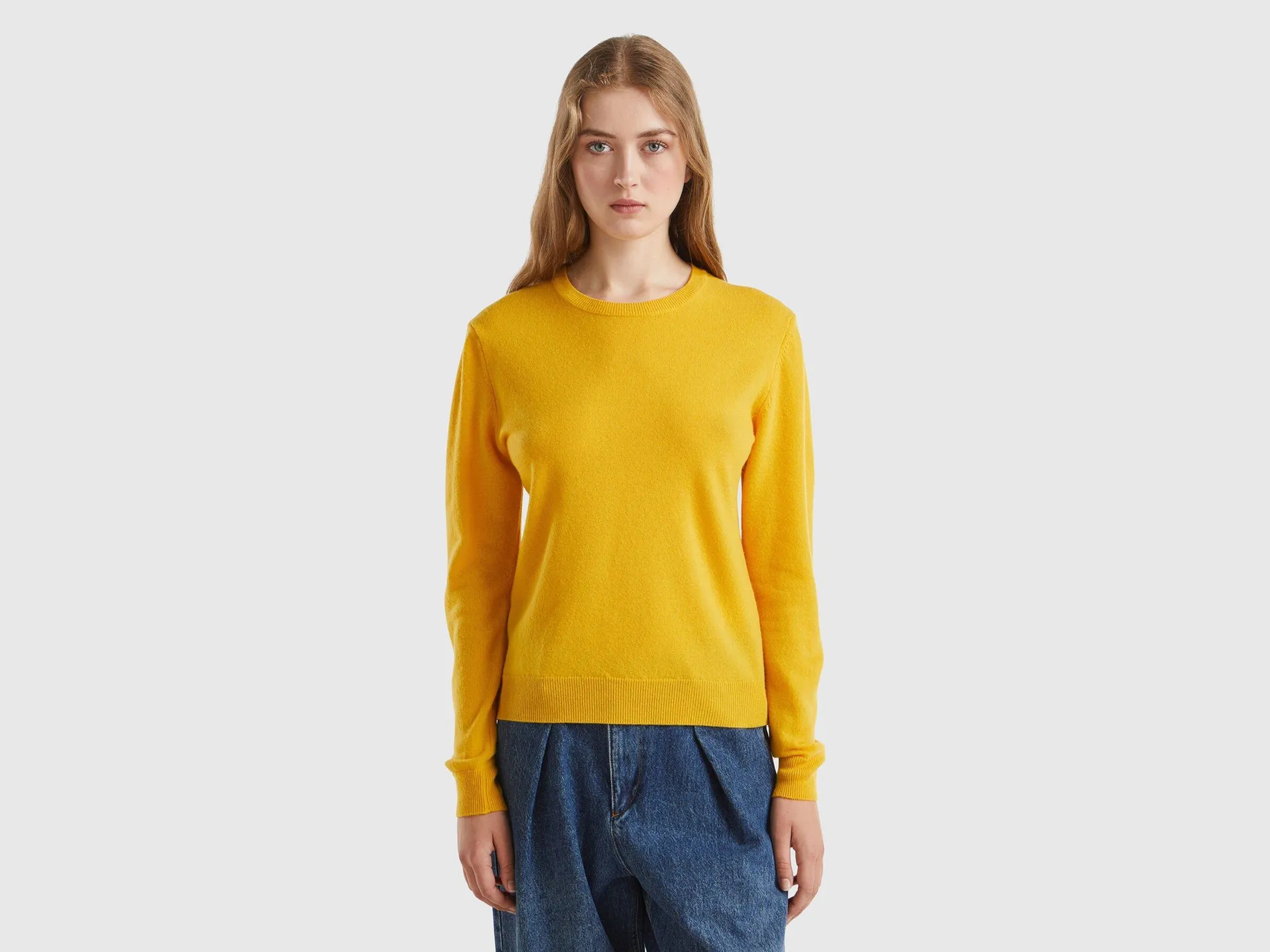 Maglia girocollo giallo ocra in pura lana Merino