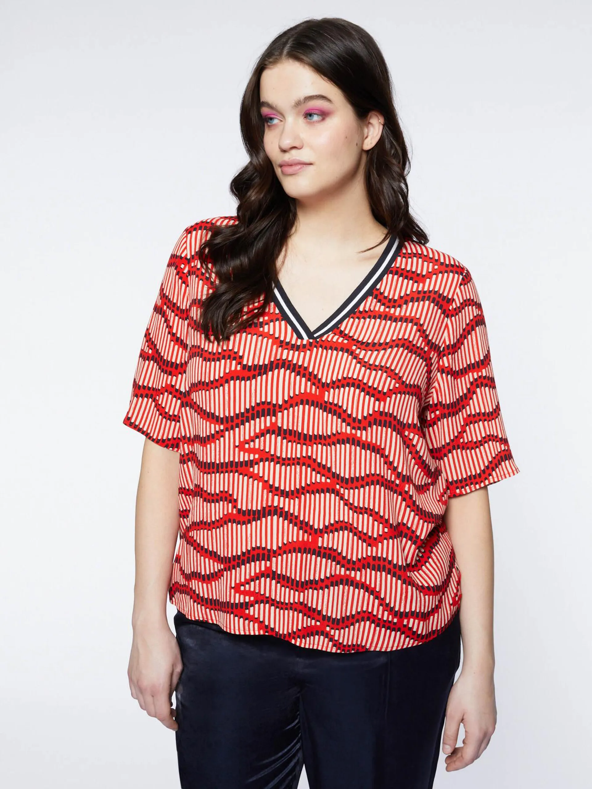 Blusa boxy stampata con bordo a righe